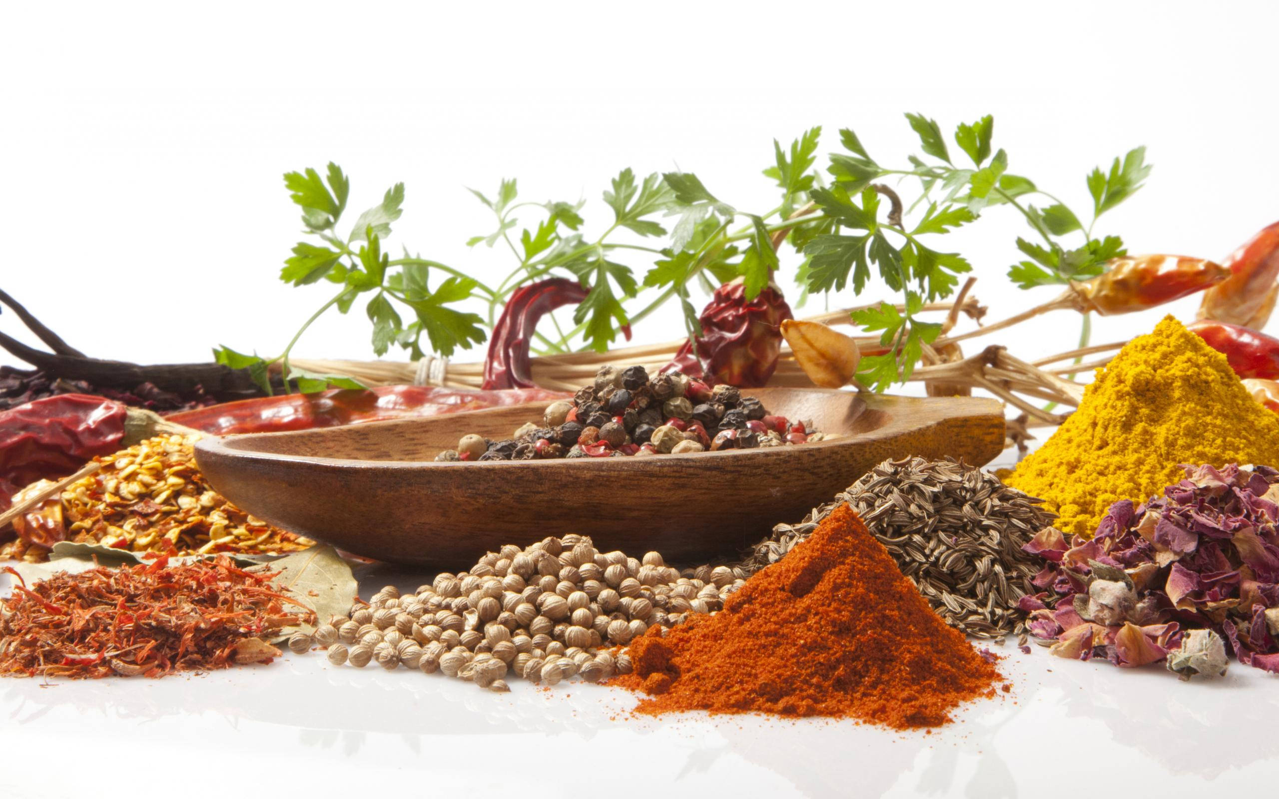 white surface, wooden bowl, peppercorns, 2K Desktop Wallpaper