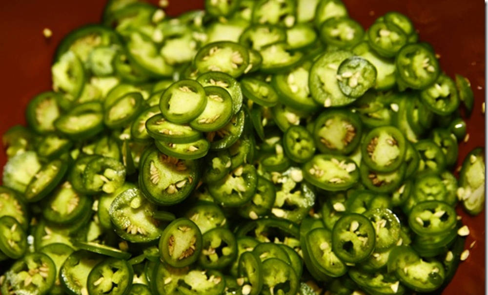 spicy sliced jalapeno chili pepper, freshly sliced green jalapeno peppers, reddish bowl, SD Desktop Wallpaper