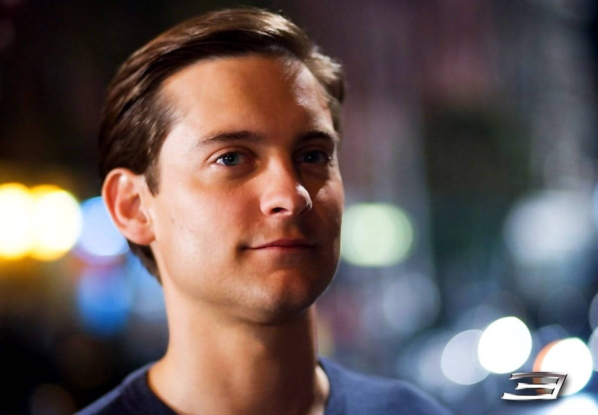 Spider Man Tobey, blue eyes, vibrant bokeh city night backdrop, SD Desktop Wallpaper