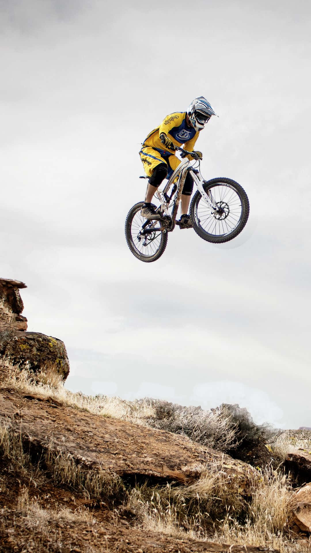 Sports Stunts Phone, mountain biker, yellow jersey, Full HD Phone Wallpaper