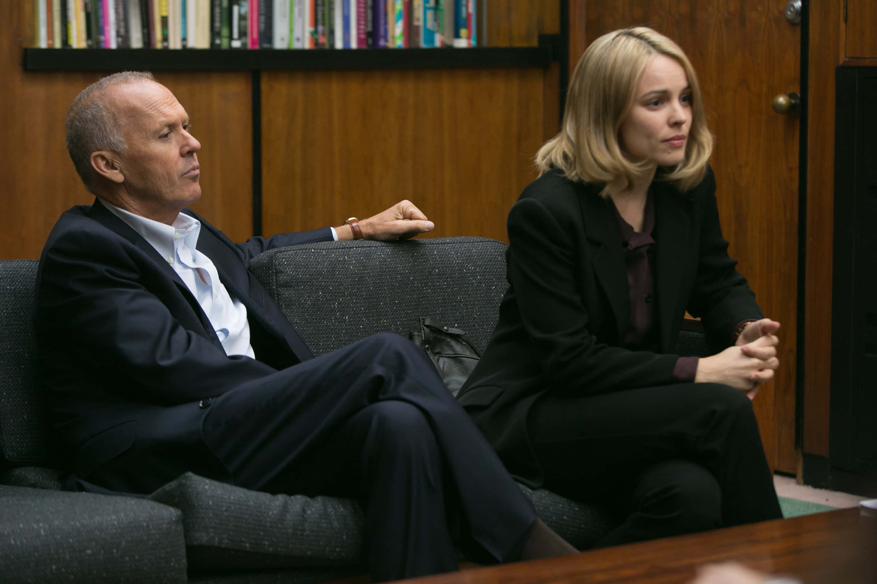 Spotlight Movie, gray couch, bookshelf, 2K Desktop Wallpaper