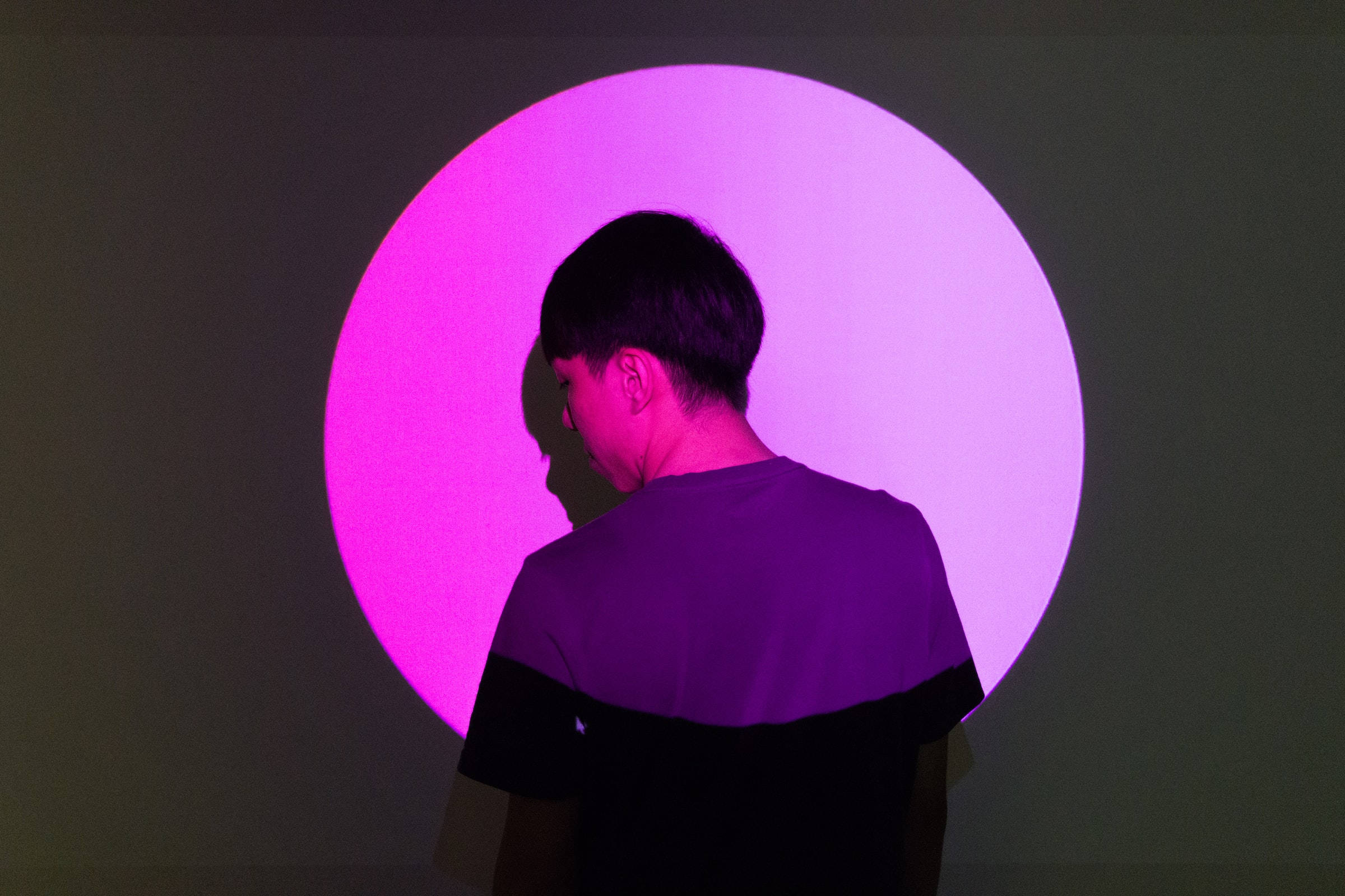 pink spotlight, glowing purple circular light, dark wall, Full HD Desktop Wallpaper