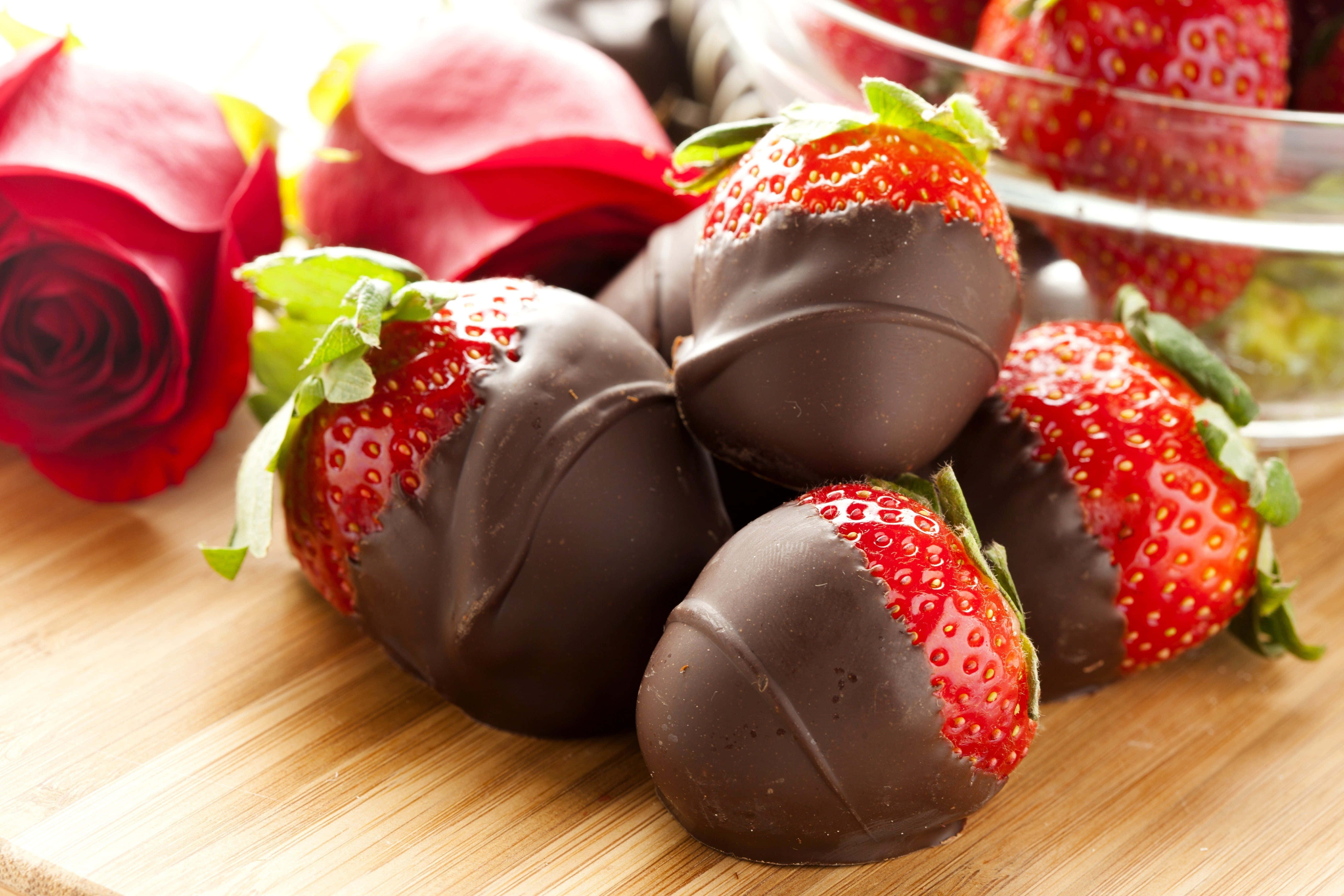 Spring Desserts, chocolate-dipped strawberries, velvety red roses, 5K Desktop Wallpaper
