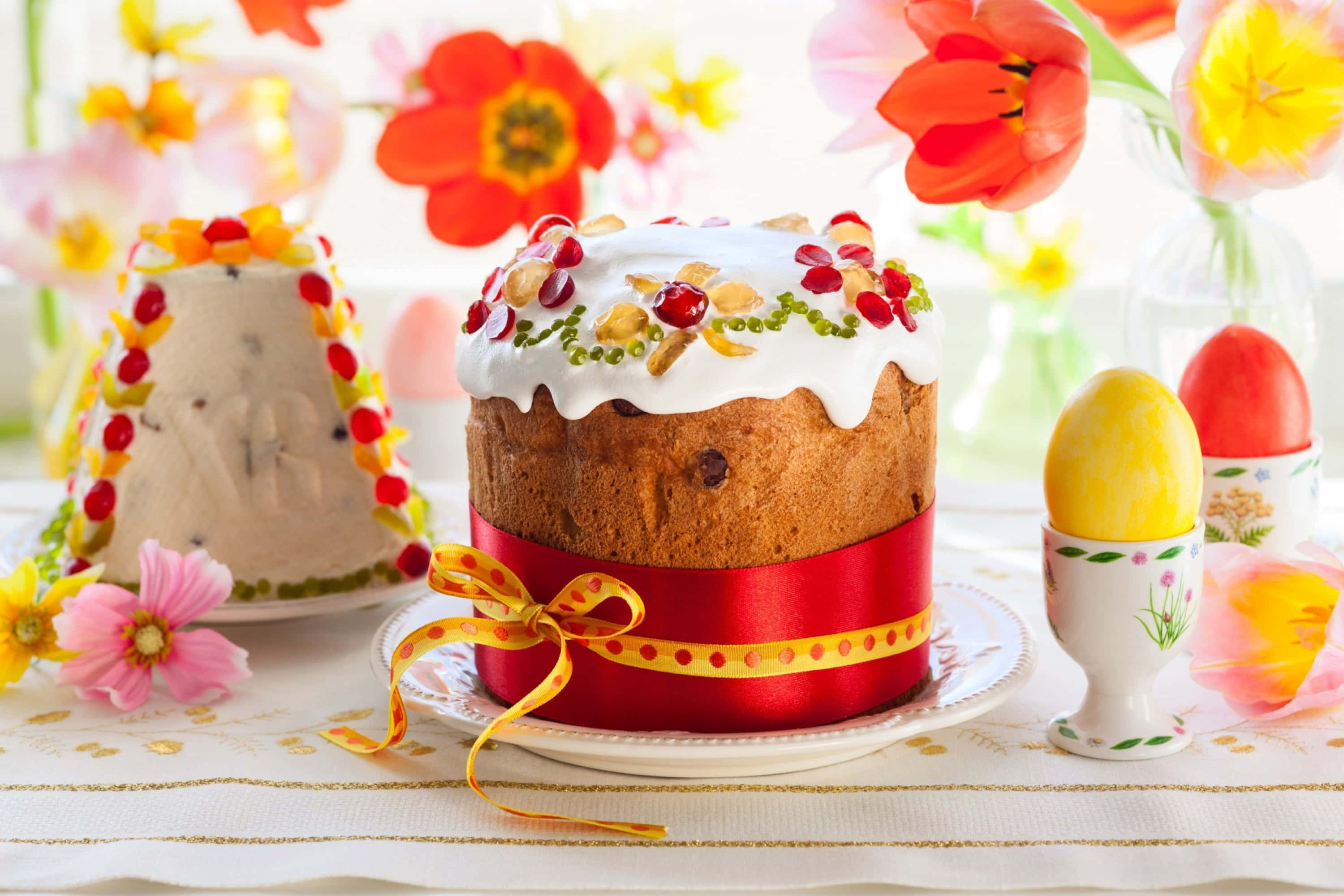 Easter cake, red berries, green beads, 2K Desktop Wallpaper