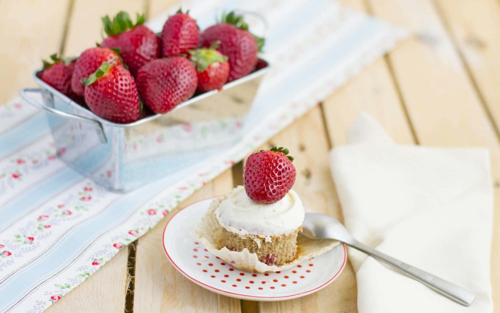 strawberry cake, whipped cream, fresh strawberry, HD Desktop Wallpaper