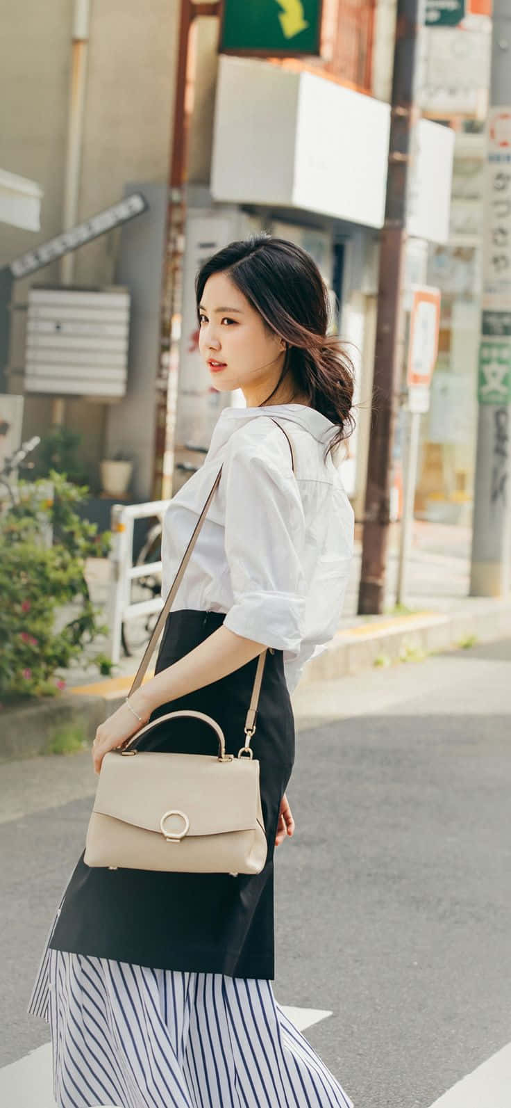 white blouse, striped skirt, beige handbag, HD Phone Wallpaper