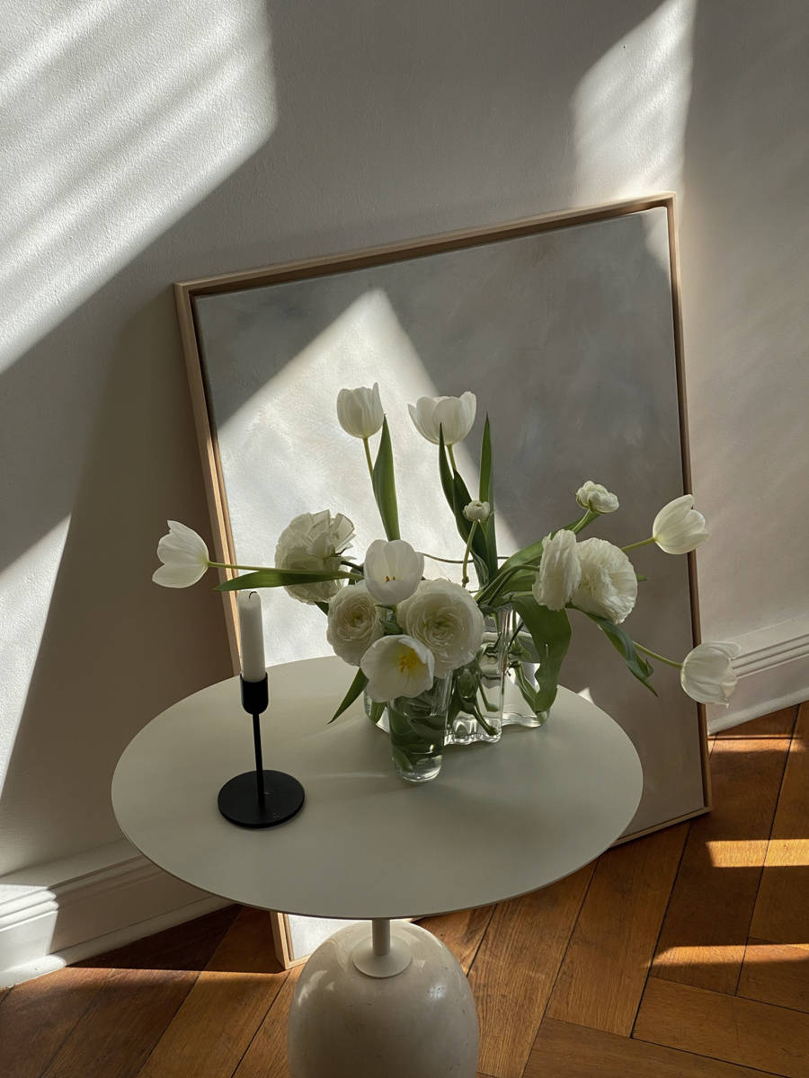 white tulips, ranunculus, glass vase, SD Phone Wallpaper