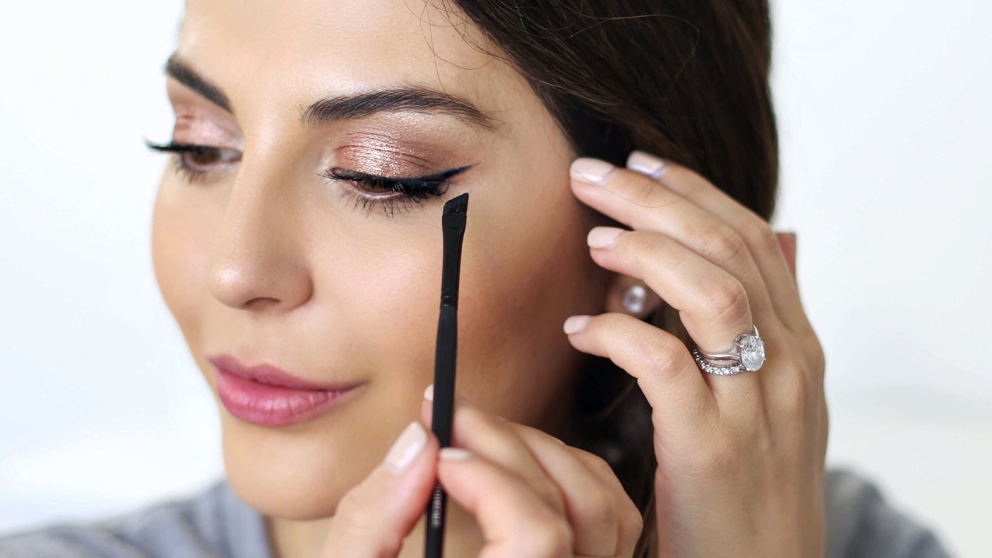 spring makeup, shimmering eyes, black eyeliner, 2K Desktop Wallpaper
