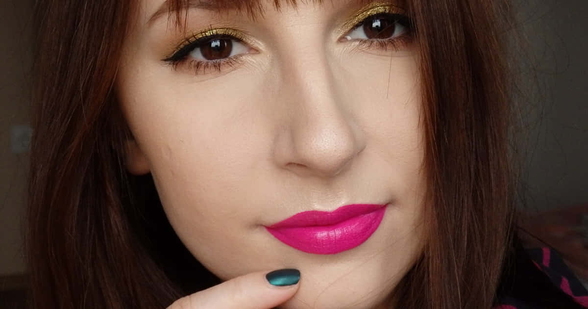bold pink lips, shimmering gold eyeshadow, close-up portrait, SD Desktop Wallpaper