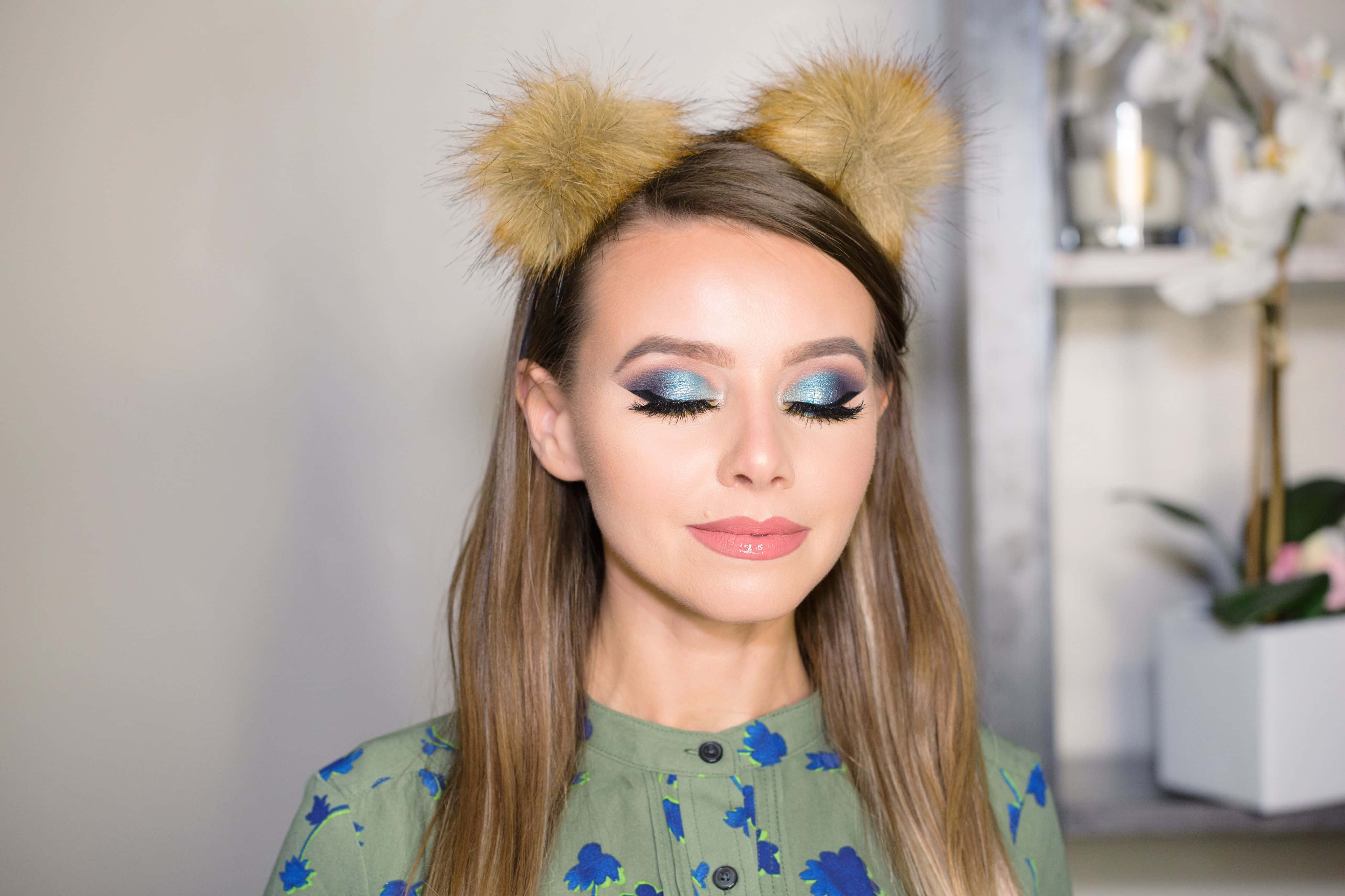 blue eyeshadow, fluffy brown pom-pom headband, woman, 4K Desktop Wallpaper