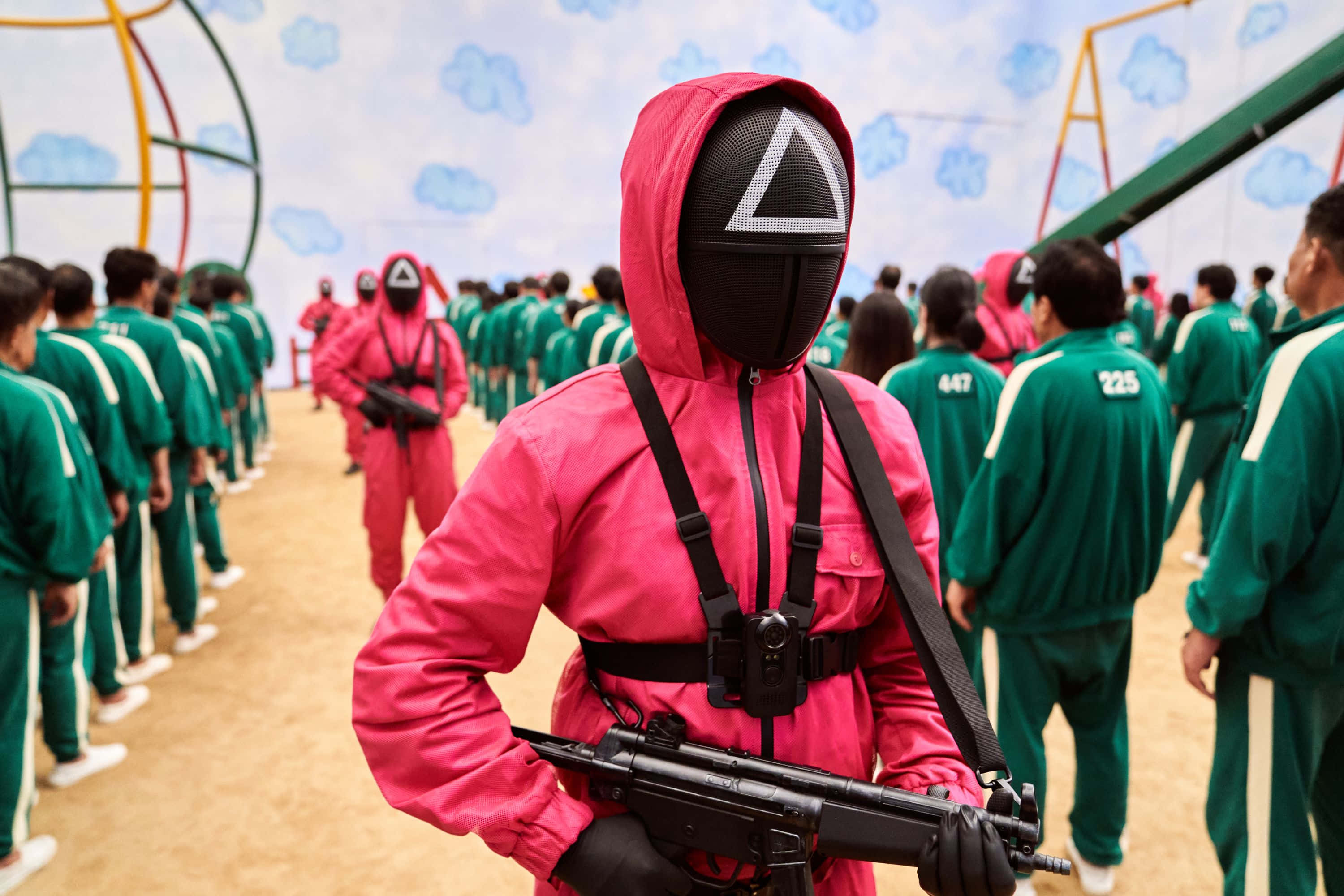 Squid Game, bright pink hooded suit, black mask, 2K Desktop Wallpaper