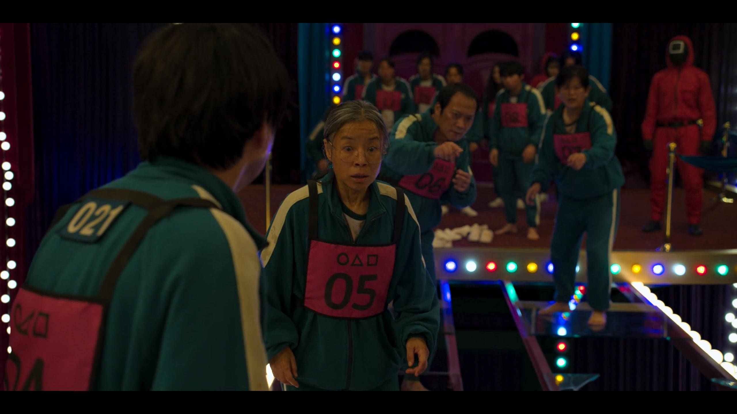 Squid Game, glass bridge, numbered teal tracksuits, 2K Desktop Wallpaper