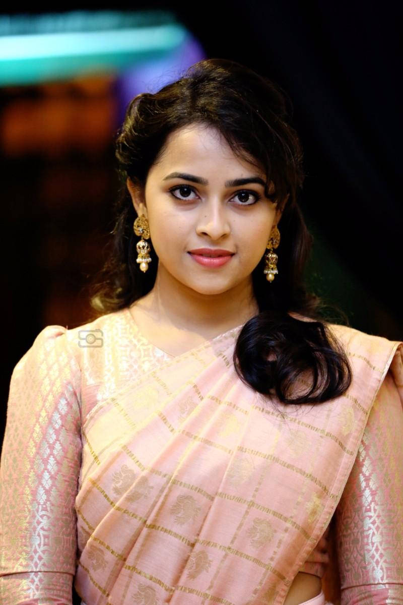 Sri Divya, pastel pink dress, pink and gold patterned saree, SD Phone Wallpaper