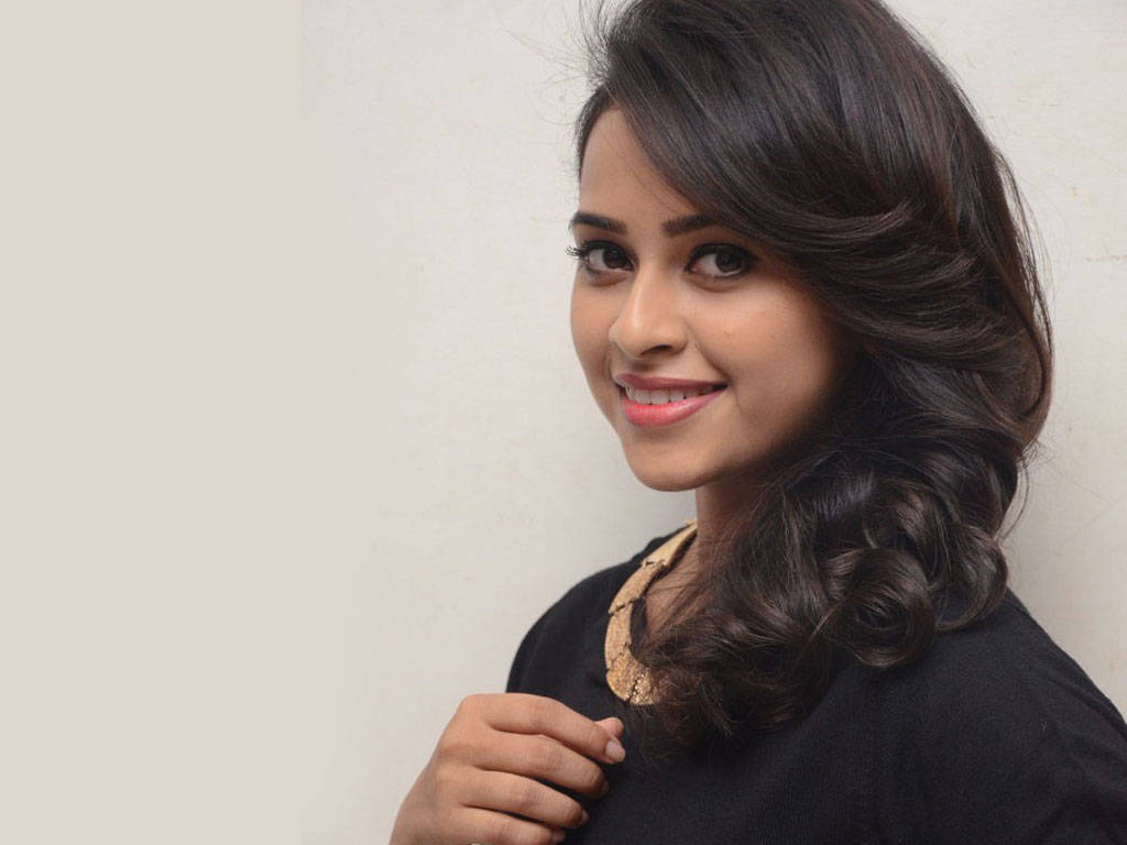 Sri Divya, dark wavy hair, off-white wall, SD Desktop Wallpaper