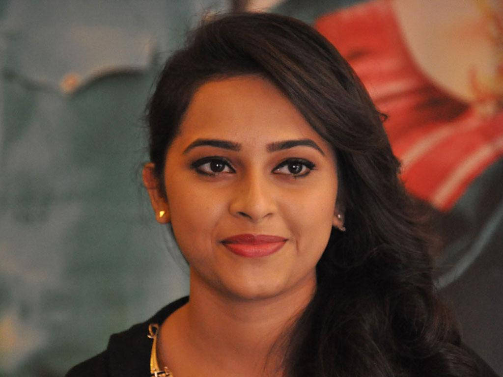 Sri Divya, white saree, dark wavy hair, SD Desktop Wallpaper