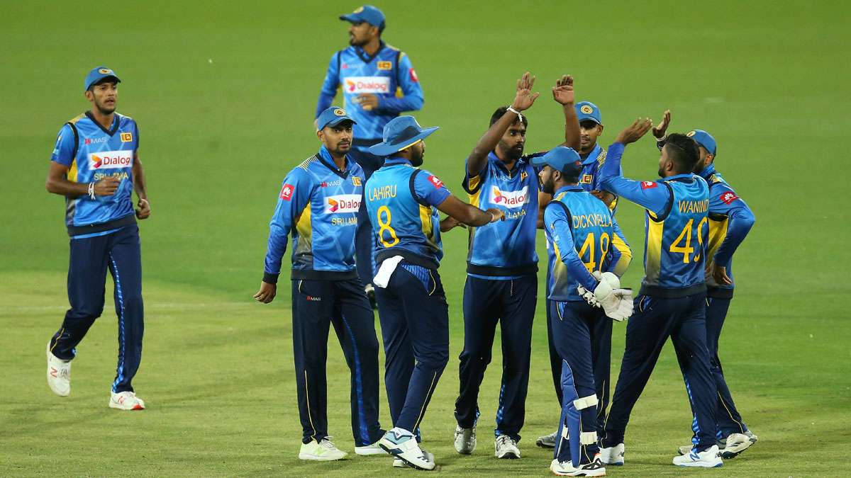 Sri Lanka Cricket Team, blue uniforms, vibrant green field, SD Desktop Wallpaper