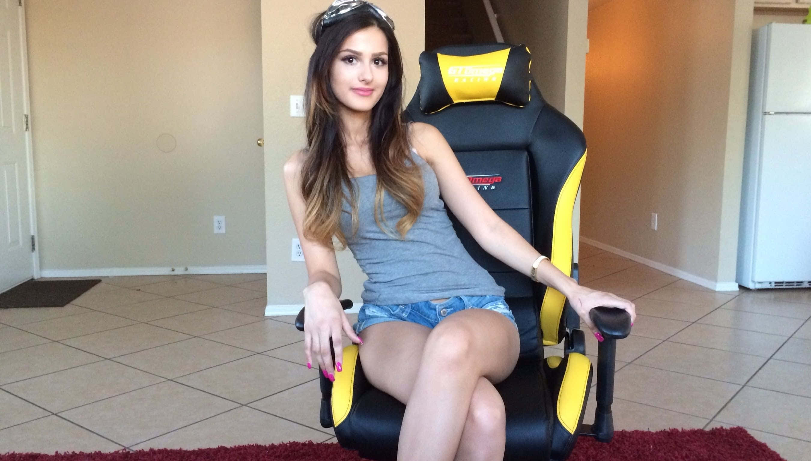 Sssniperwolf, black and yellow gaming chair, tiled room, 2K Desktop Wallpaper
