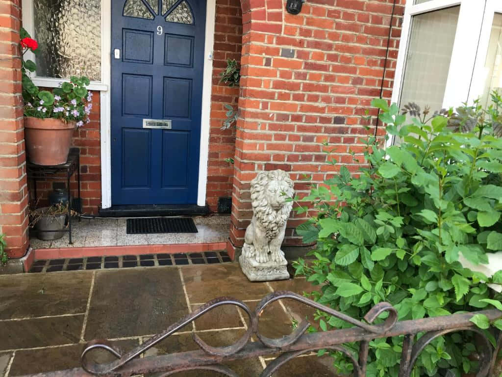 traditional U K home, blue door, lion statue, SD Desktop Wallpaper