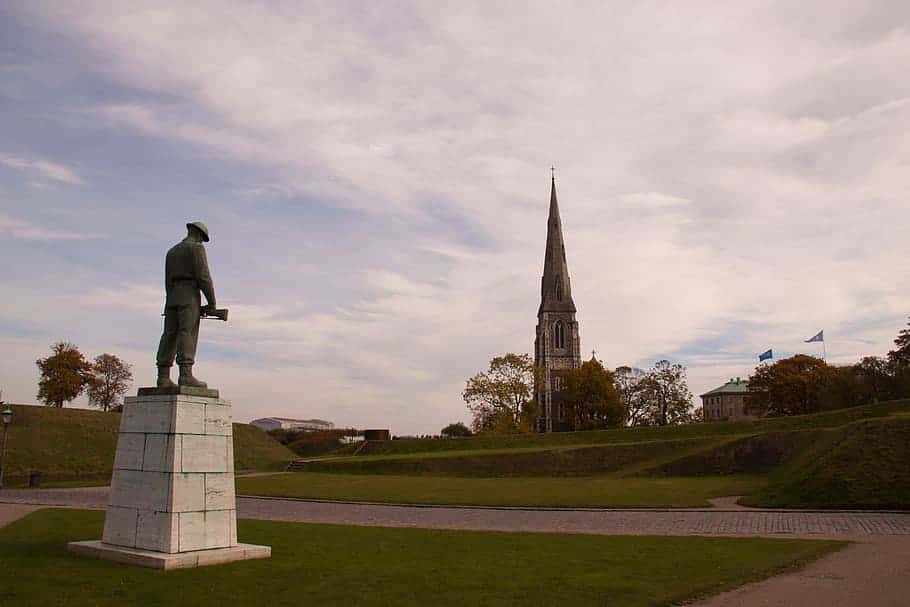 St Albans, bronze soldier statue, grassy park, SD Desktop Wallpaper