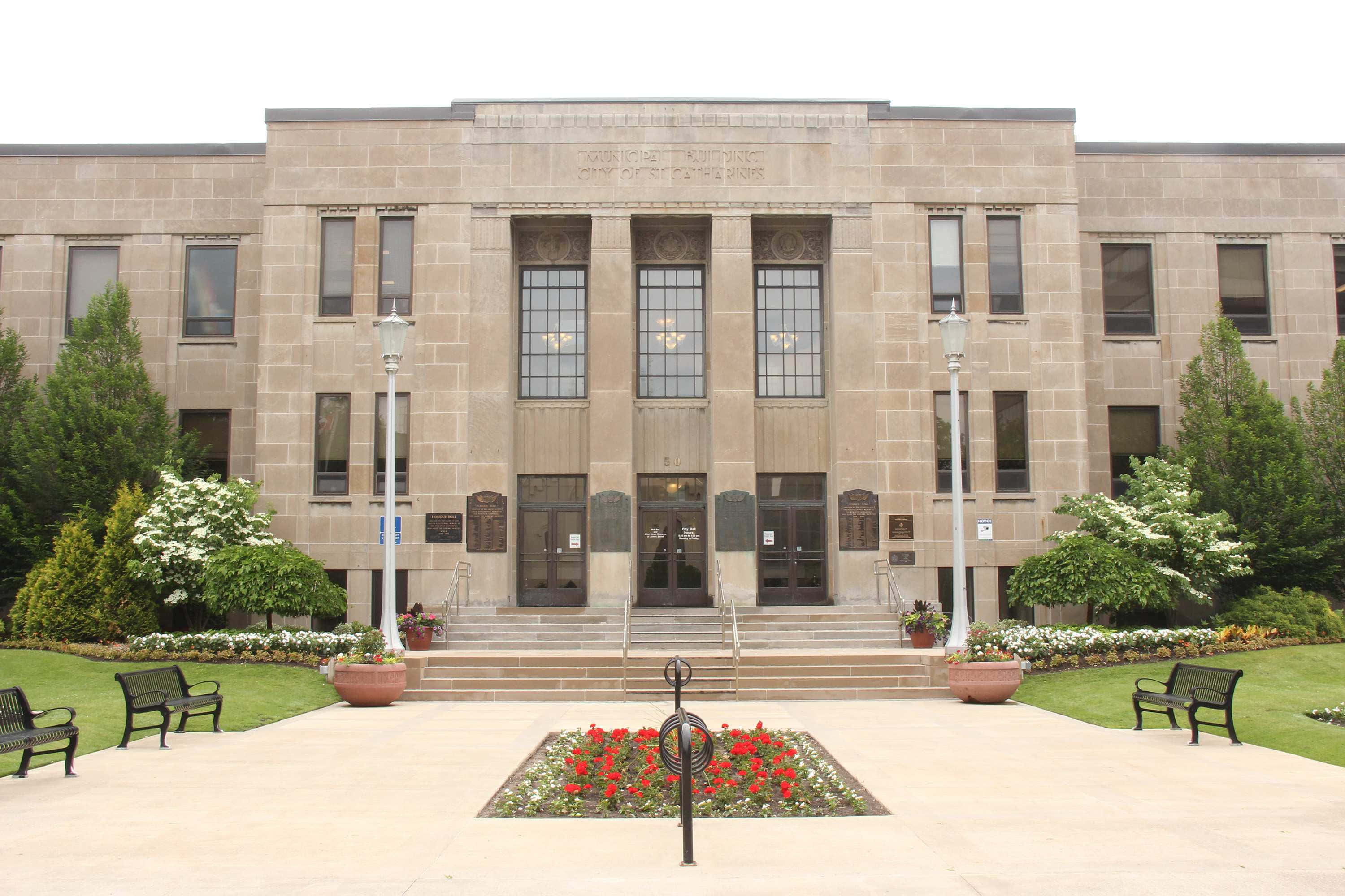 St Catharines, stone courthouse, symmetrical windows, 2K Desktop Wallpaper