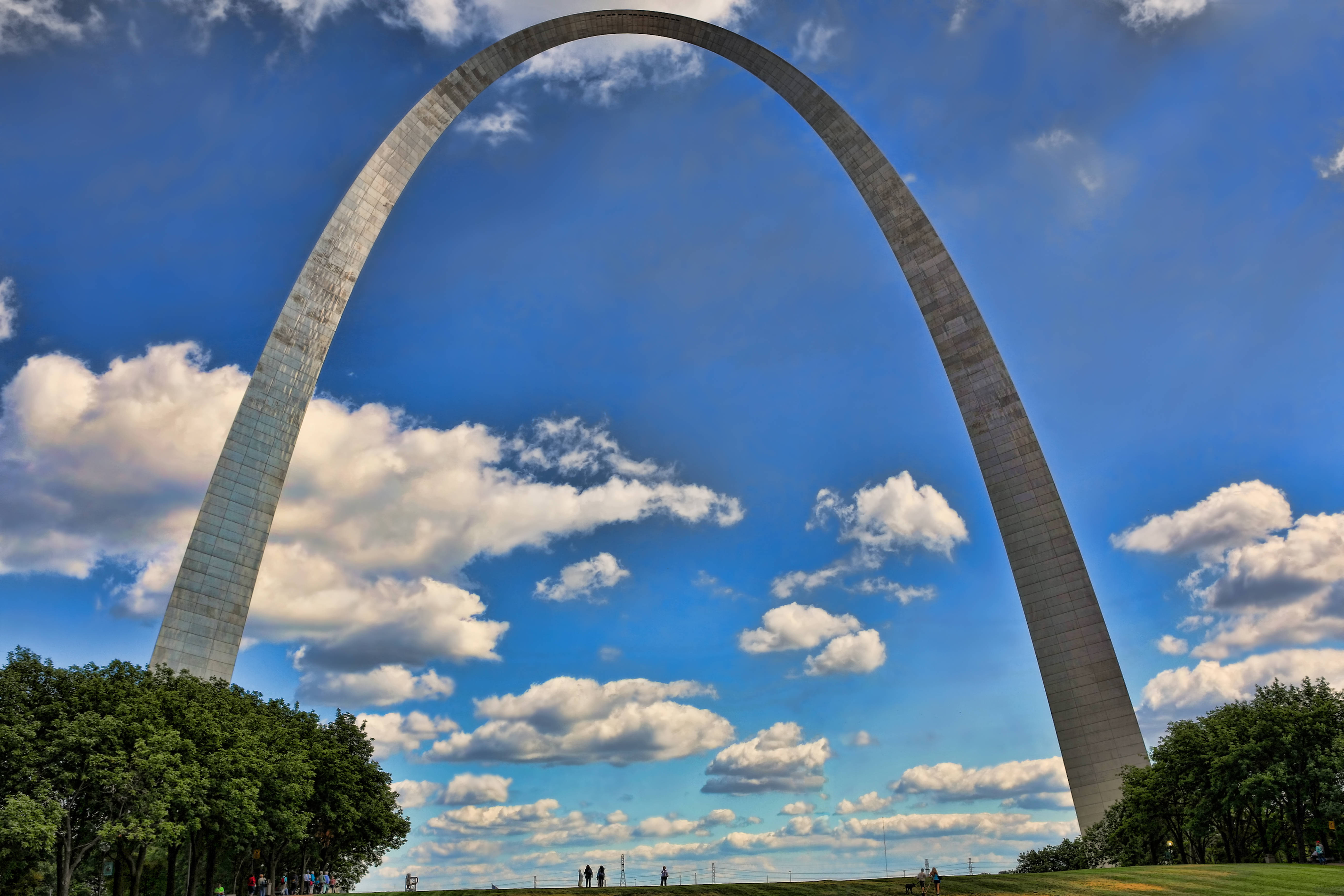 St Louis Arch, fluffy white clouds, vibrant blue sky, 5K Desktop Wallpaper