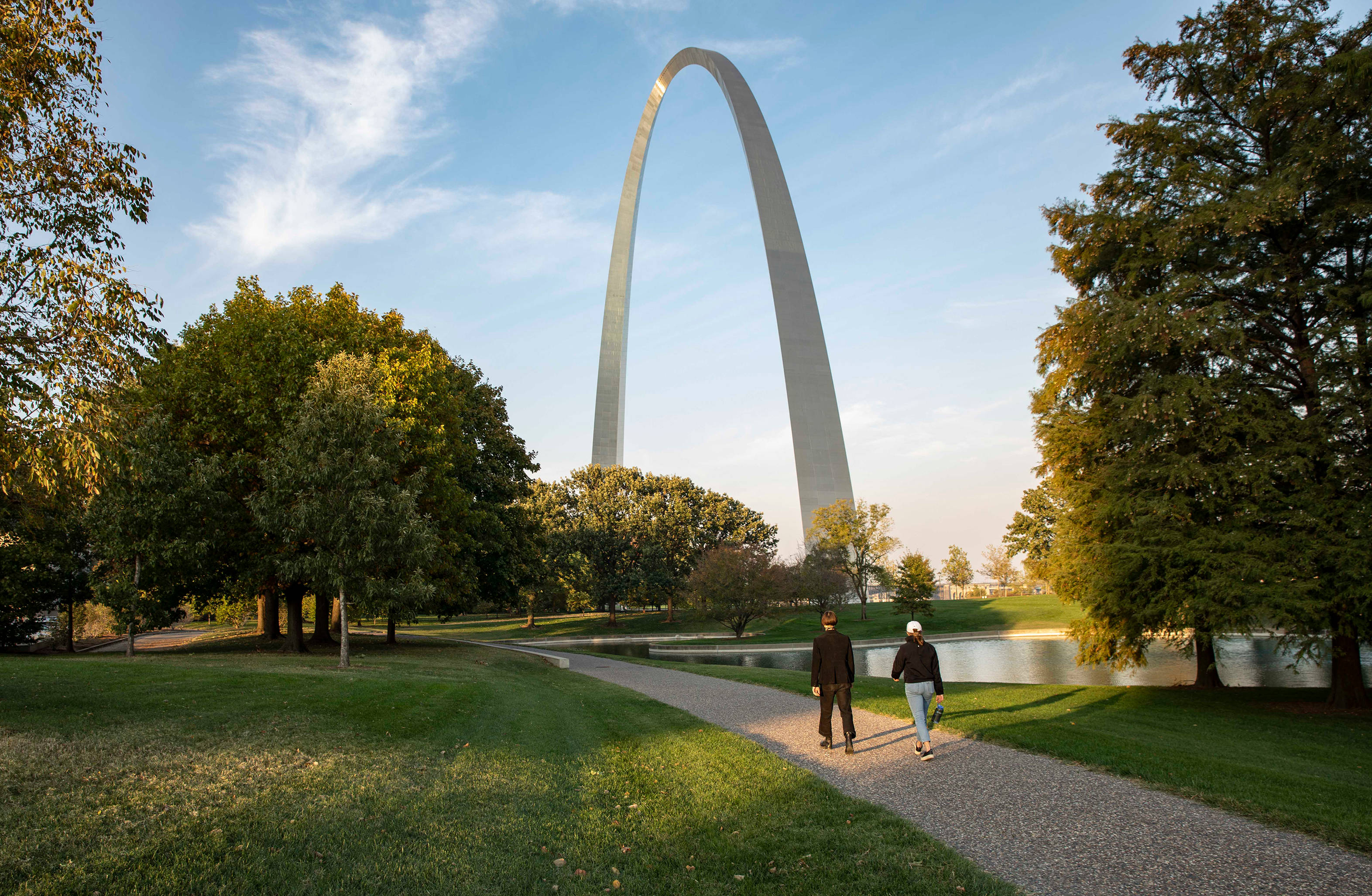 St Louis Arch, gravel path, bright blue sky, 2K Desktop Wallpaper