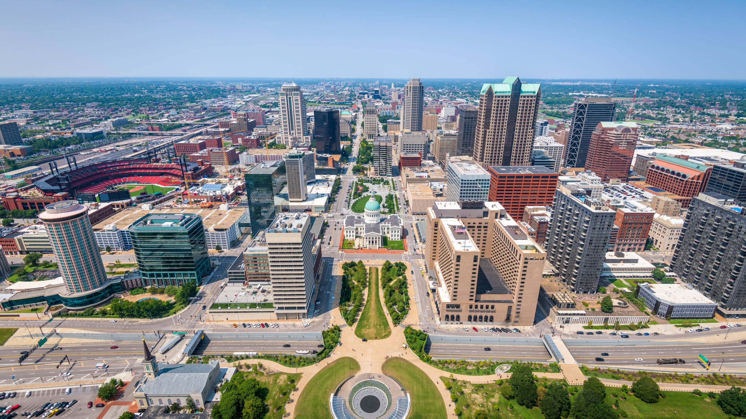 St Louis Arch, modern skyscrapers, green parks, 2K Desktop Wallpaper