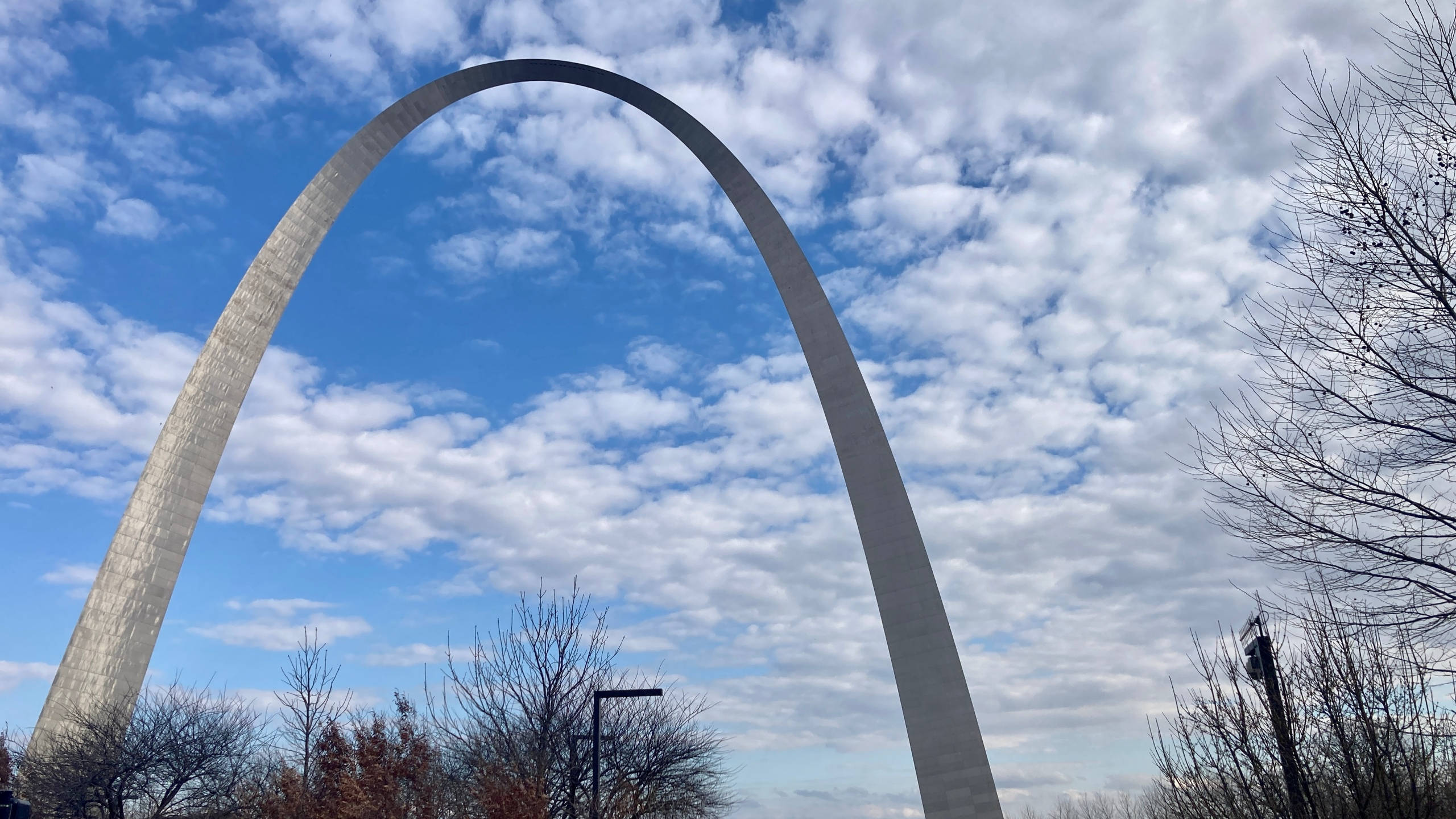 St Louis Arch, bright blue sky, fluffy white clouds, 2K Desktop Wallpaper