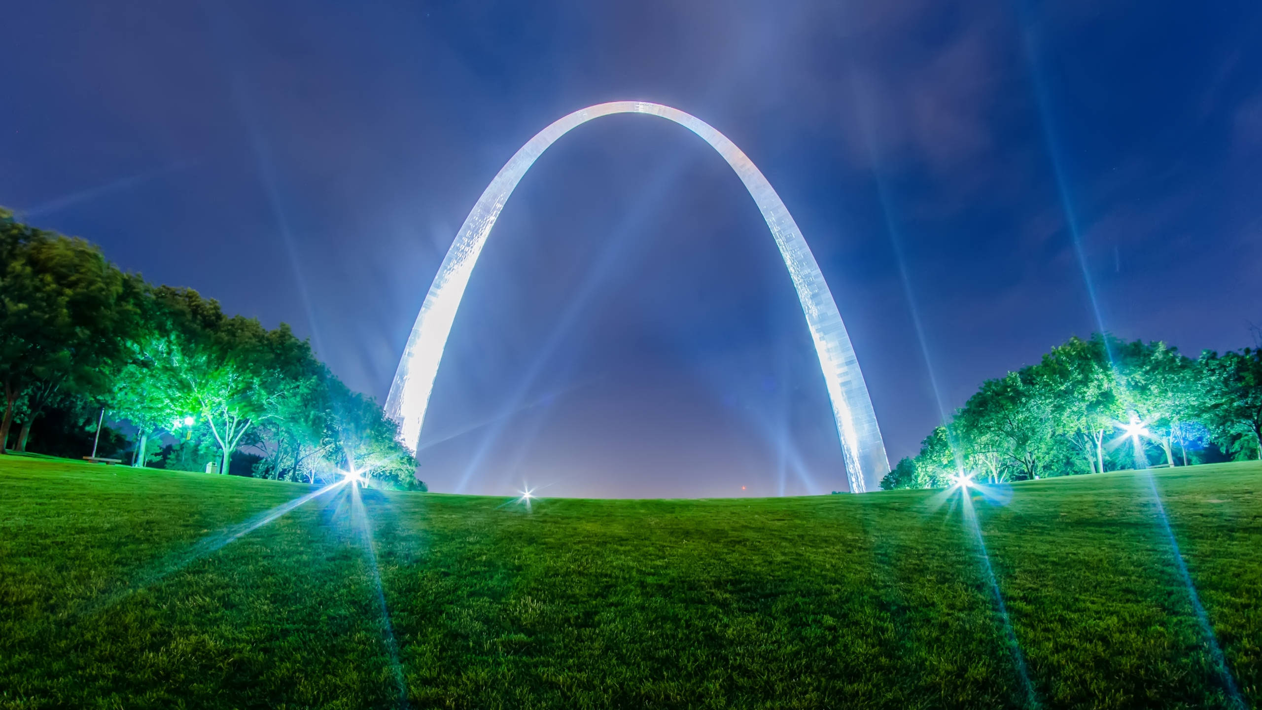 St Louis Arch, deep blue night sky, vibrant green trees, 2K Desktop Wallpaper