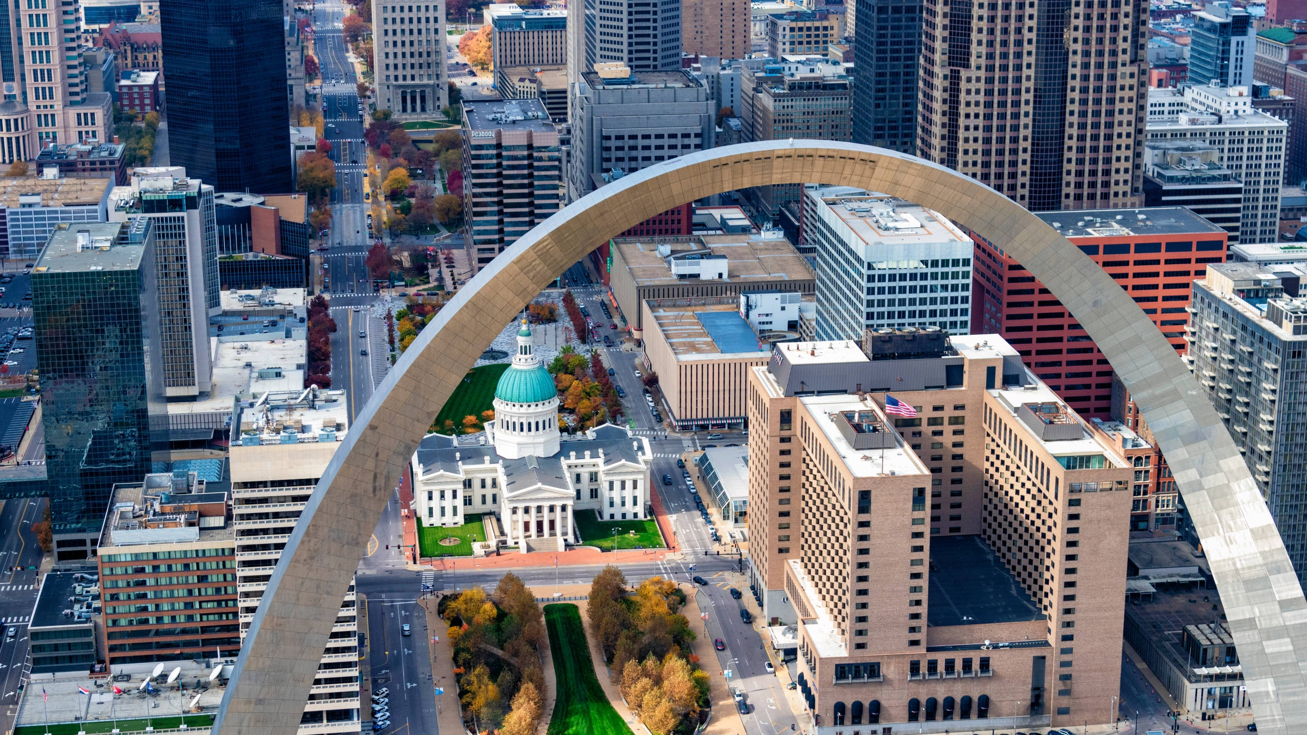 St Louis Arch, autumn trees, white-domed capitol building, 2K Desktop Wallpaper