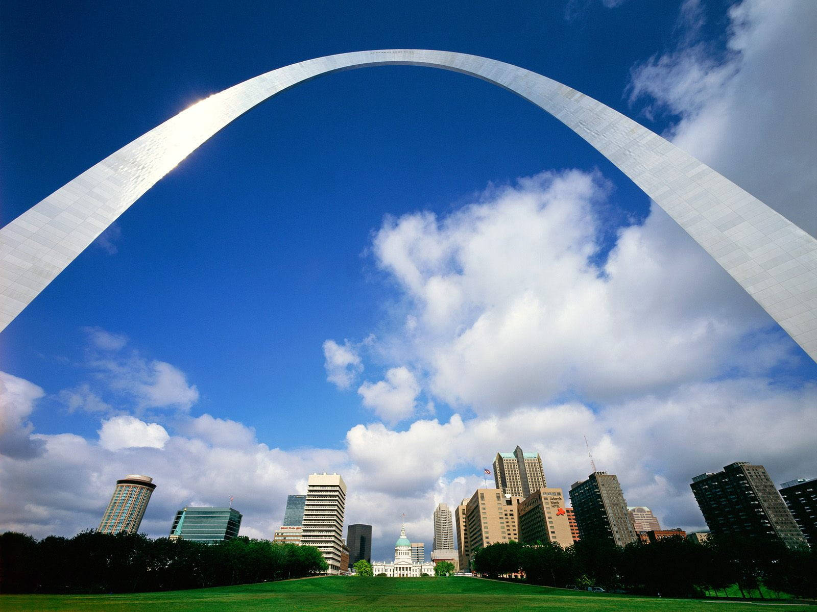 St Louis Arch, courthouse, vibrant blue sky, HD Desktop Wallpaper
