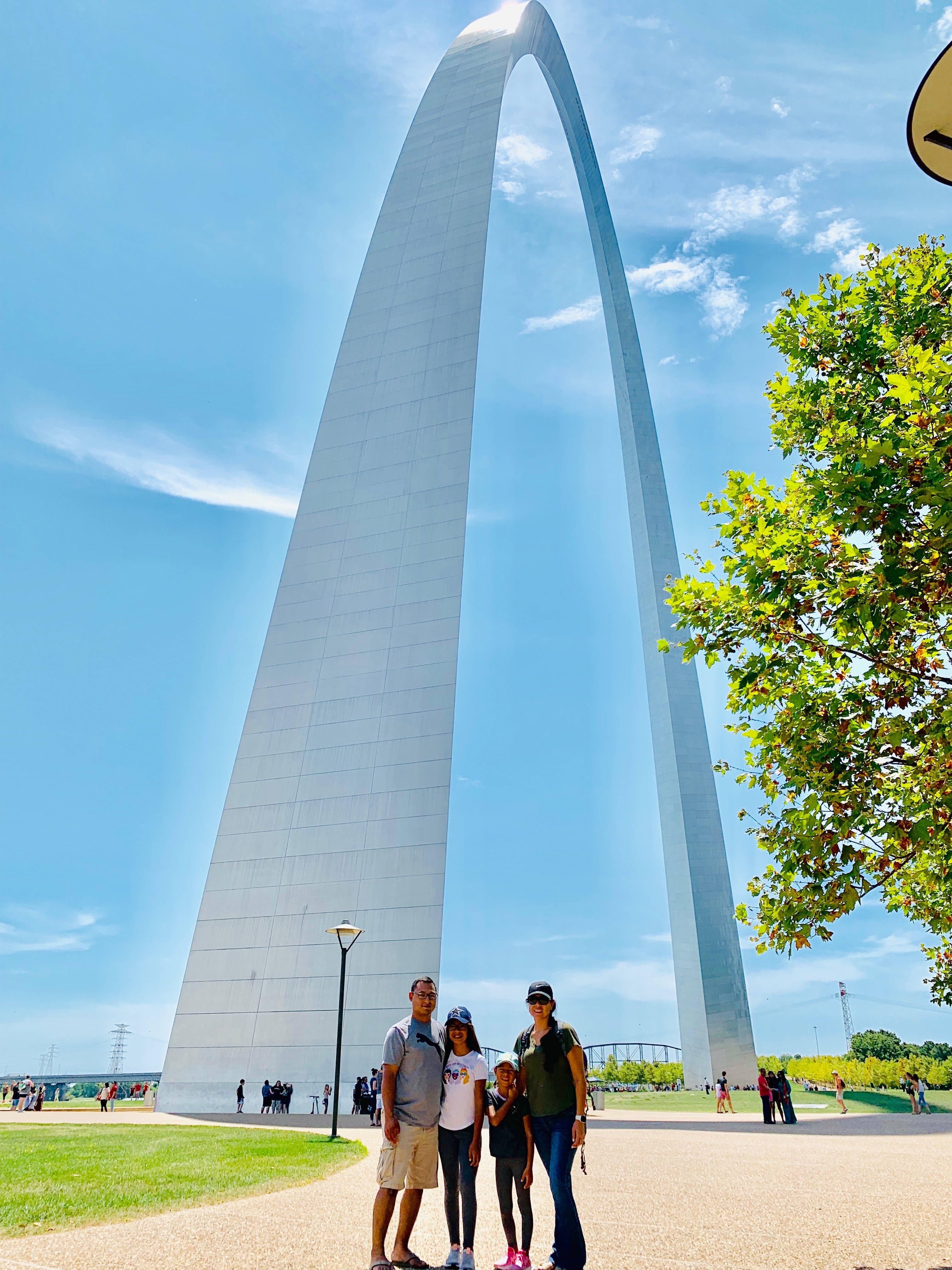 St Louis Arch, three friends, family of four, 4K Phone Wallpaper