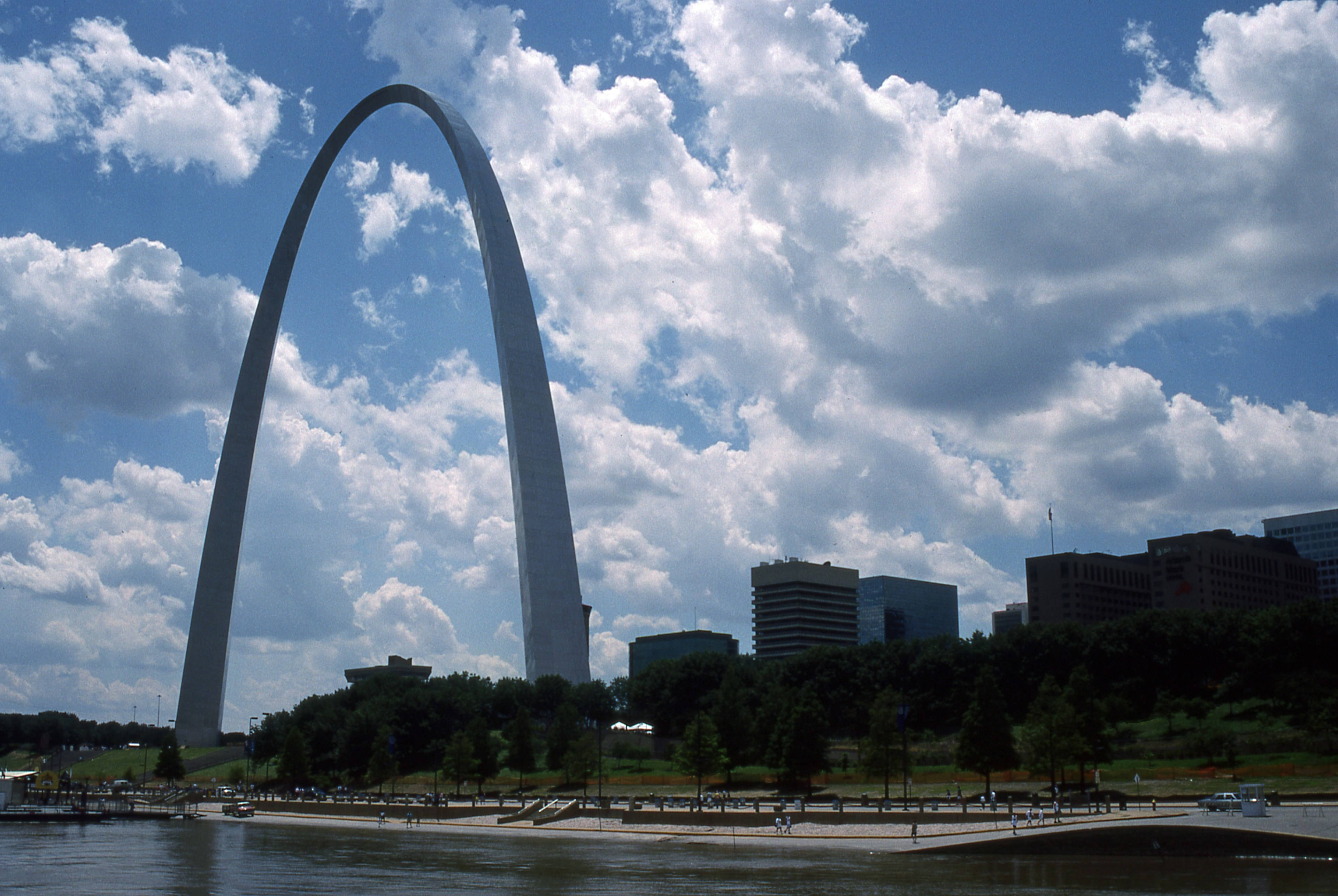 St Louis Arch, bright blue sky, fluffy white clouds, 4K Desktop Wallpaper
