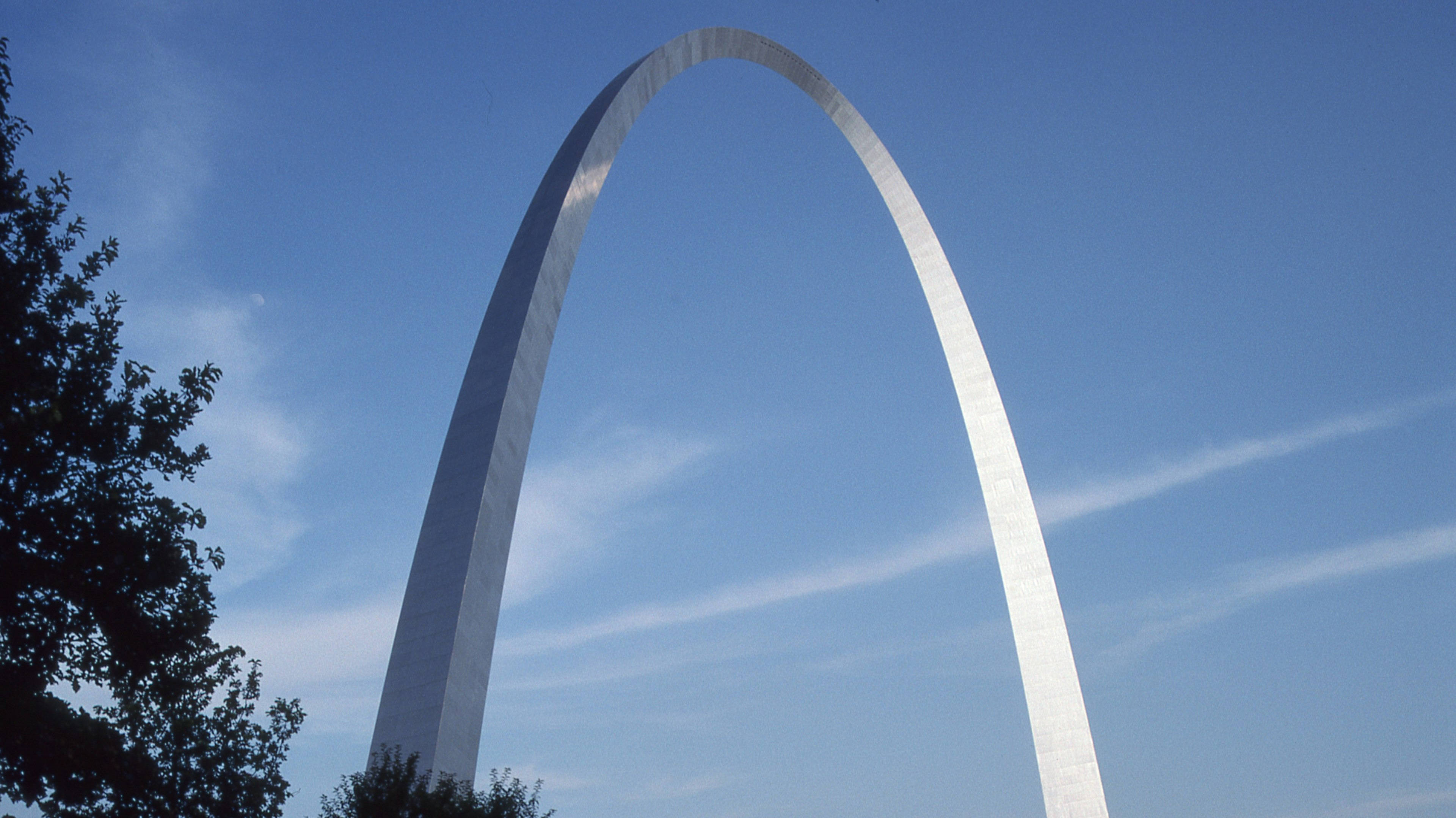 St Louis Arch, clear blue sky, wispy clouds, 4K Desktop Wallpaper