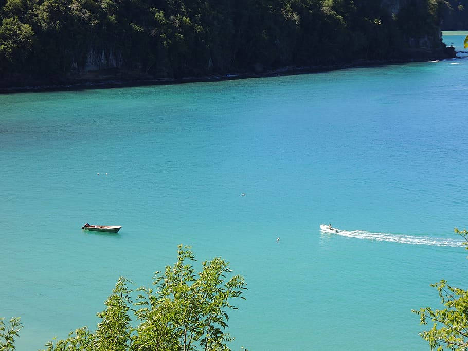 turquoise bay, lush green cliffs, small boat, SD Desktop Wallpaper