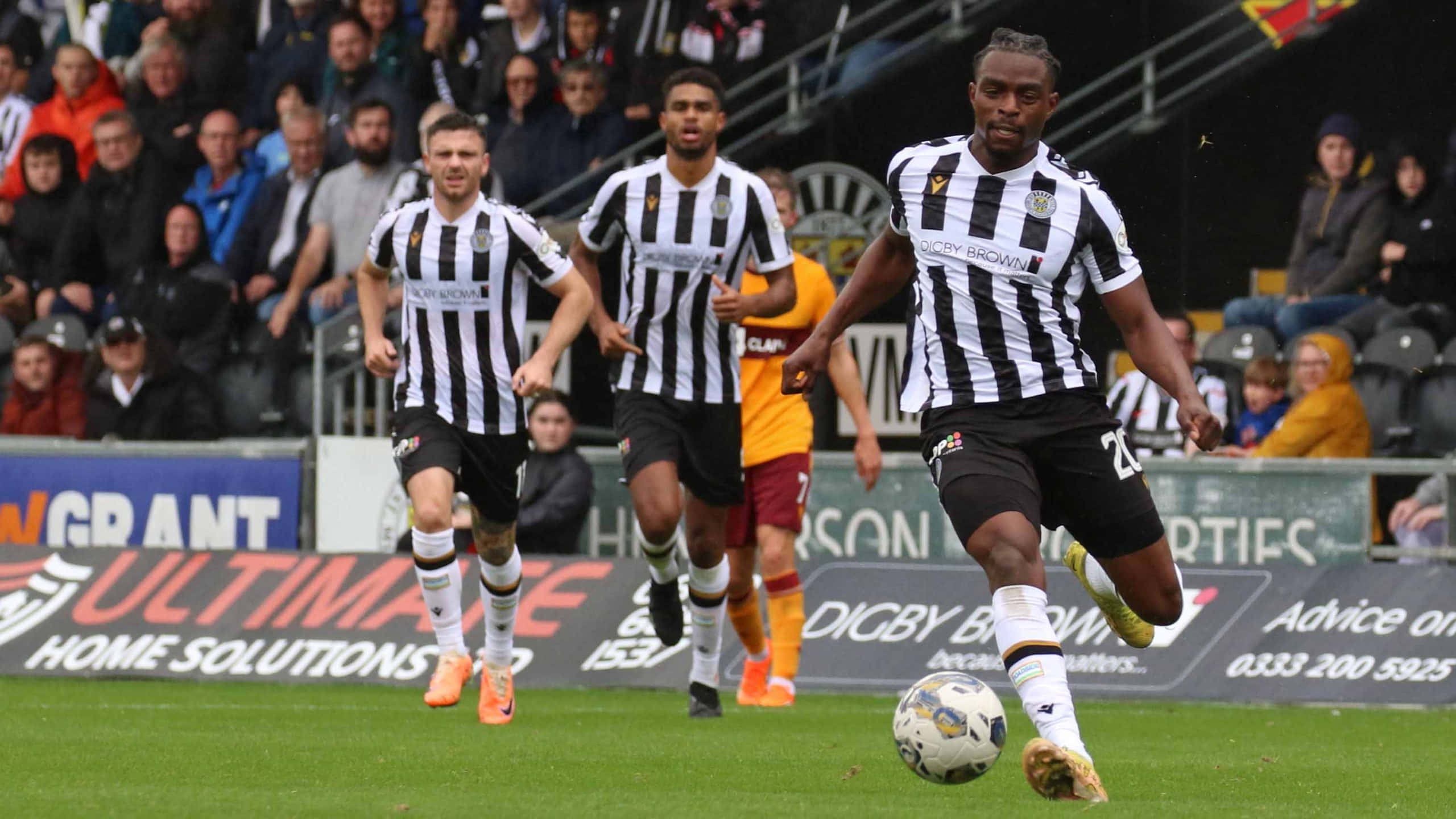 St Mirren, black and white stripes, green pitch, 2K Desktop Wallpaper