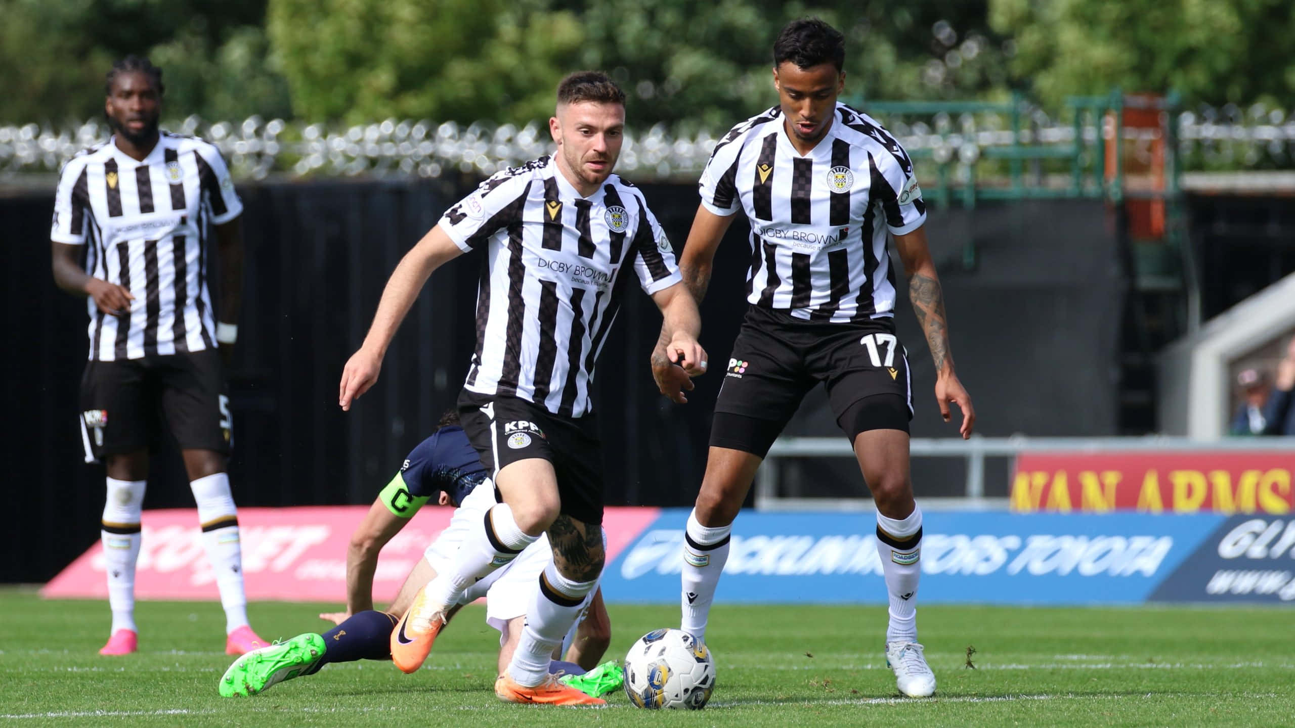 St Mirren, black and white striped jerseys, vibrant green pitch, 2K Desktop Wallpaper