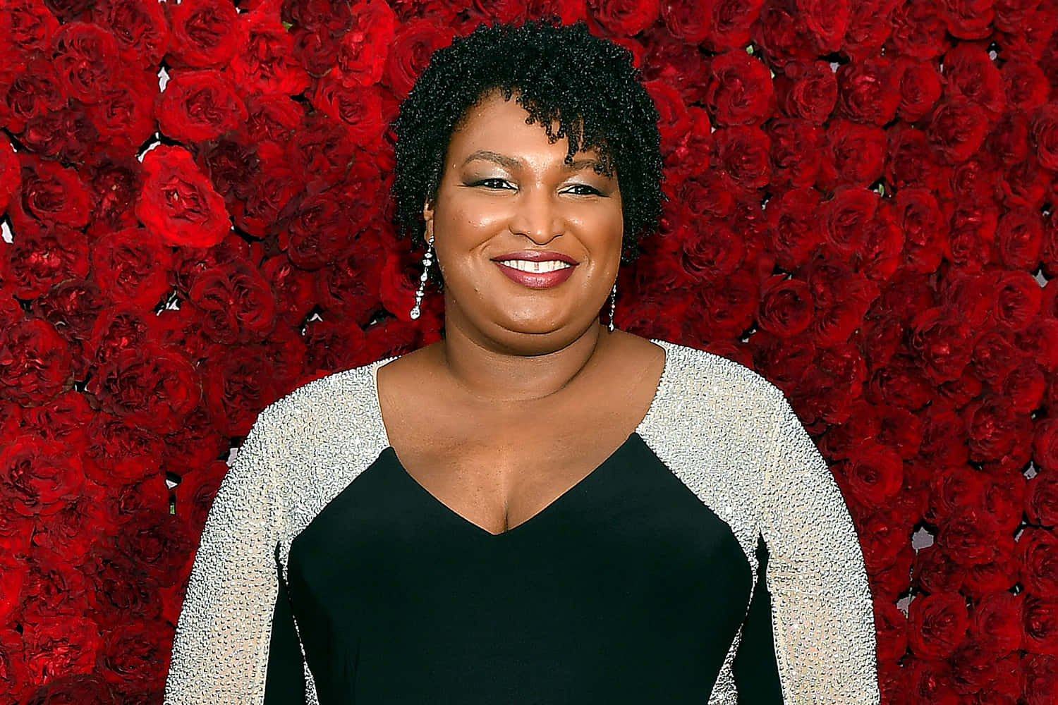 Stacey Abrams, deep red roses, vibrant wall, HD Desktop Wallpaper