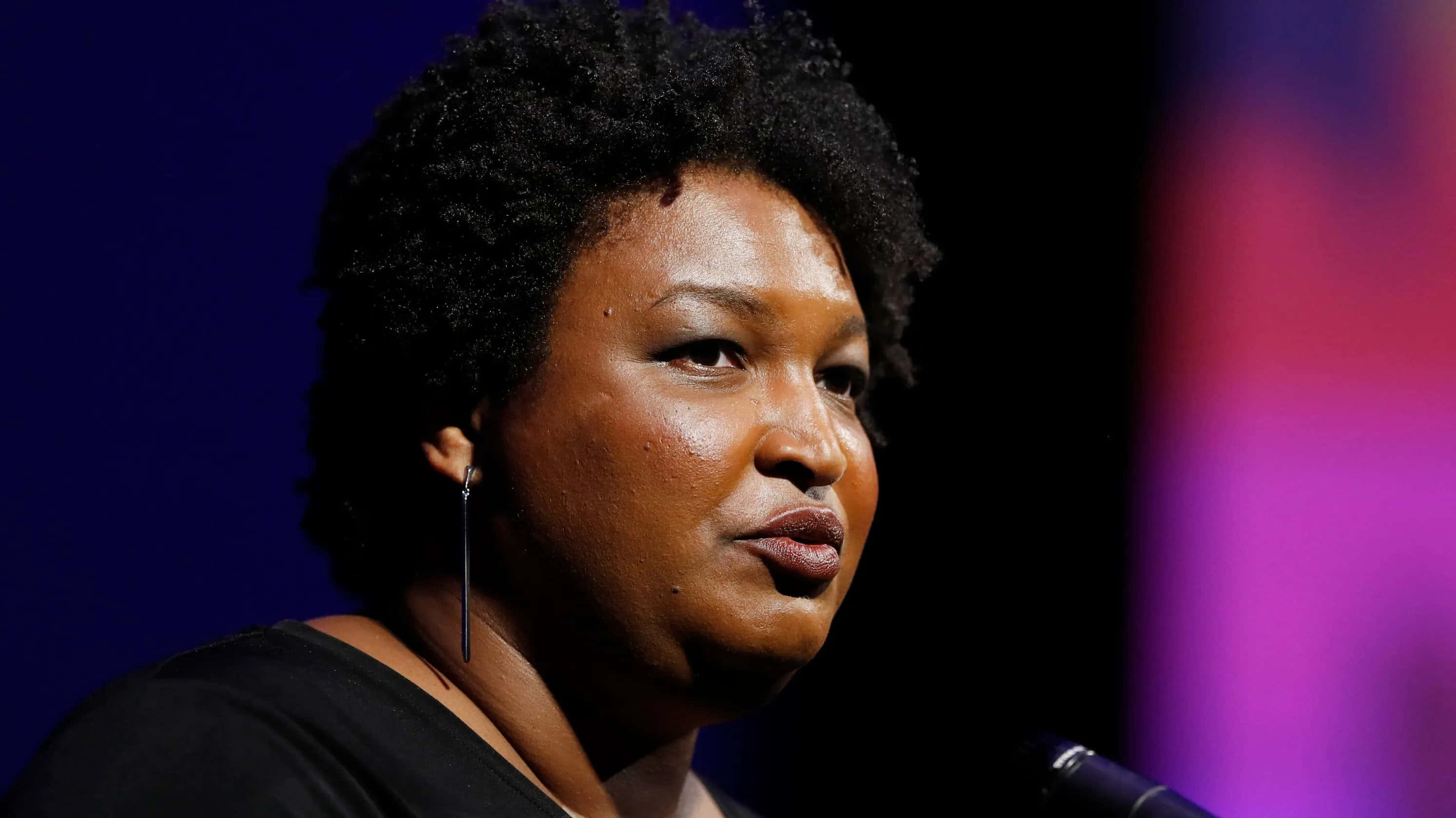 Stacey Abrams, short curly hair, microphone, 2K Desktop Wallpaper