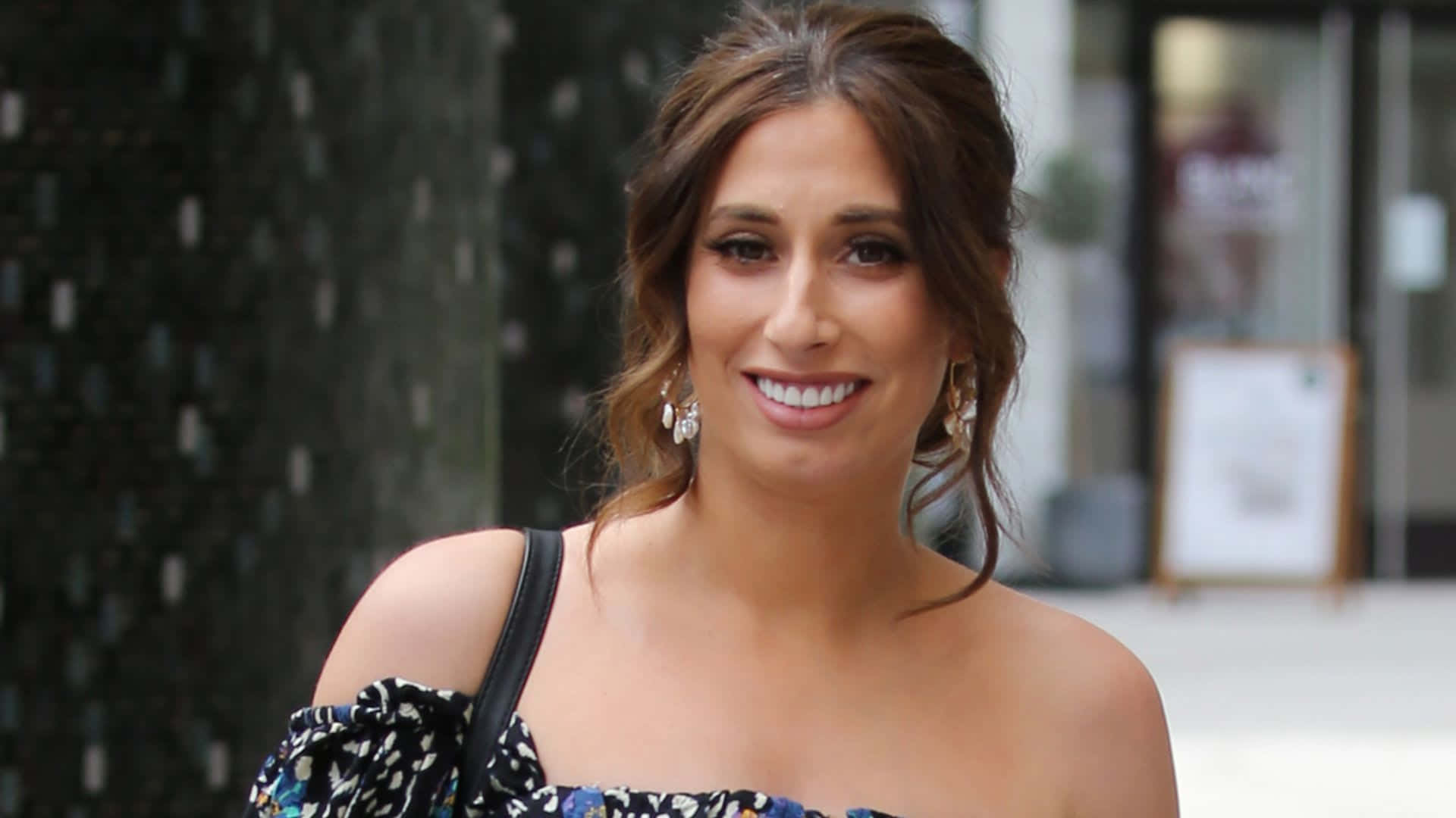 Stacey Solomon, black and white patterned off-shoulder top, dangling earrings, Full HD Desktop Wallpaper
