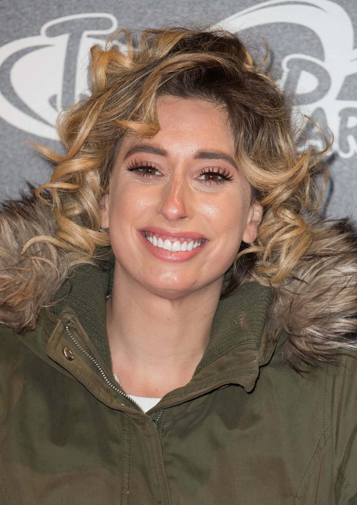 Stacey Solomon, voluminous blonde curls, green parka, HD Phone Wallpaper