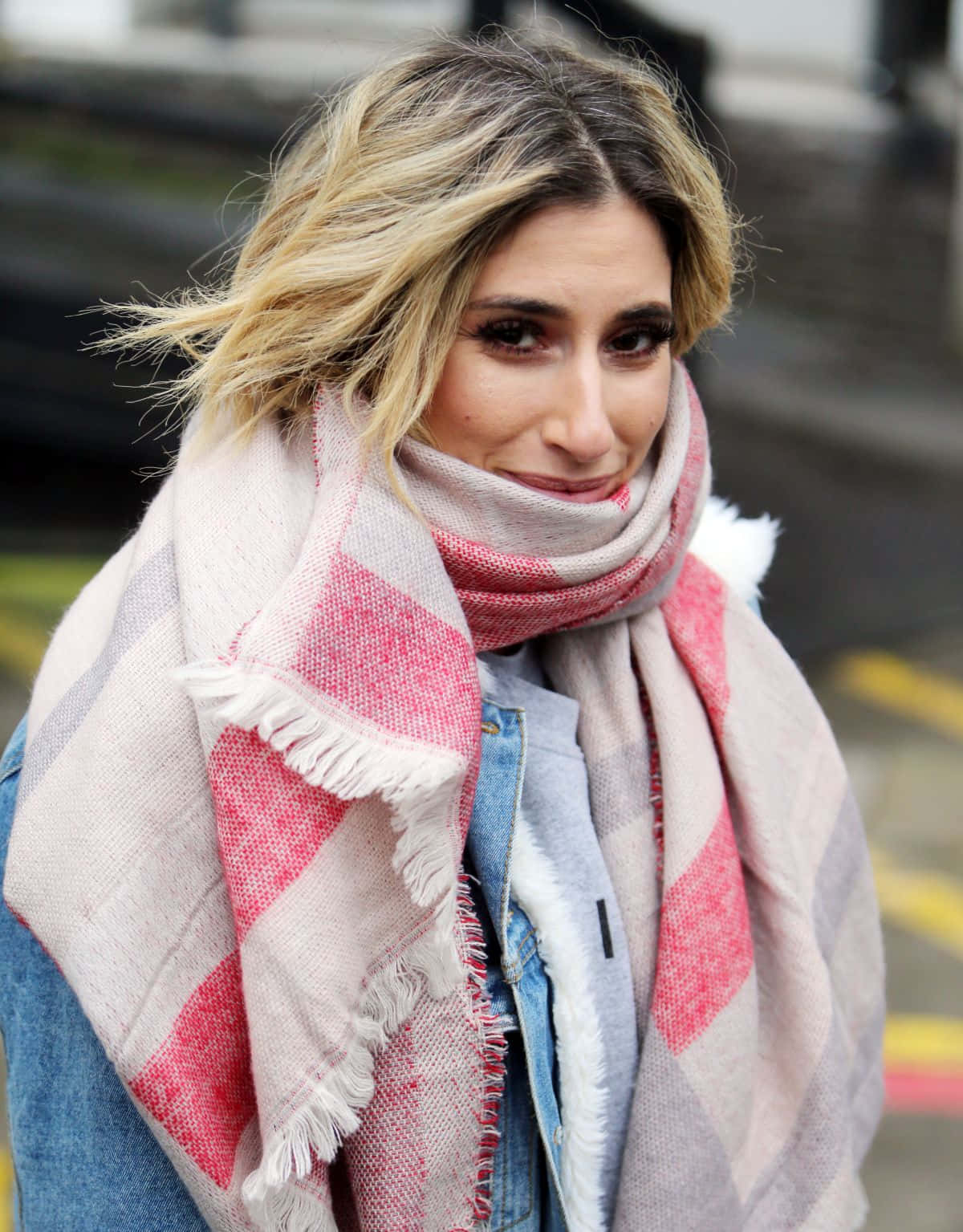 Stacey Solomon, blonde hair, pink and beige plaid scarf, HD Phone Wallpaper
