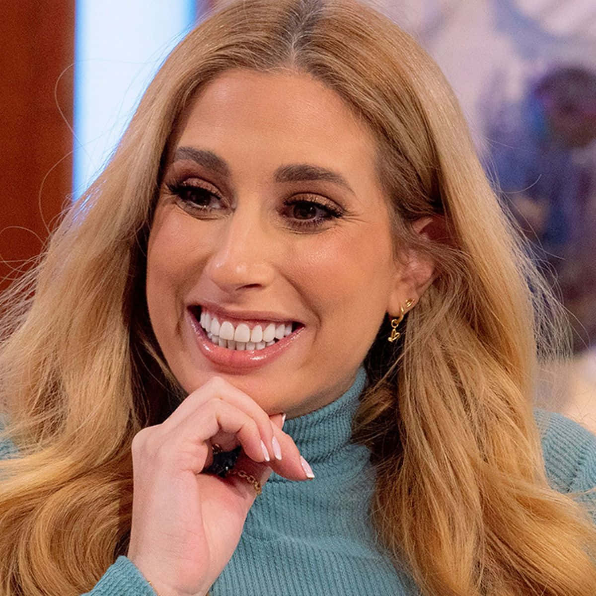 Stacey Solomon, long blonde hair, teal turtleneck, SD Desktop Wallpaper