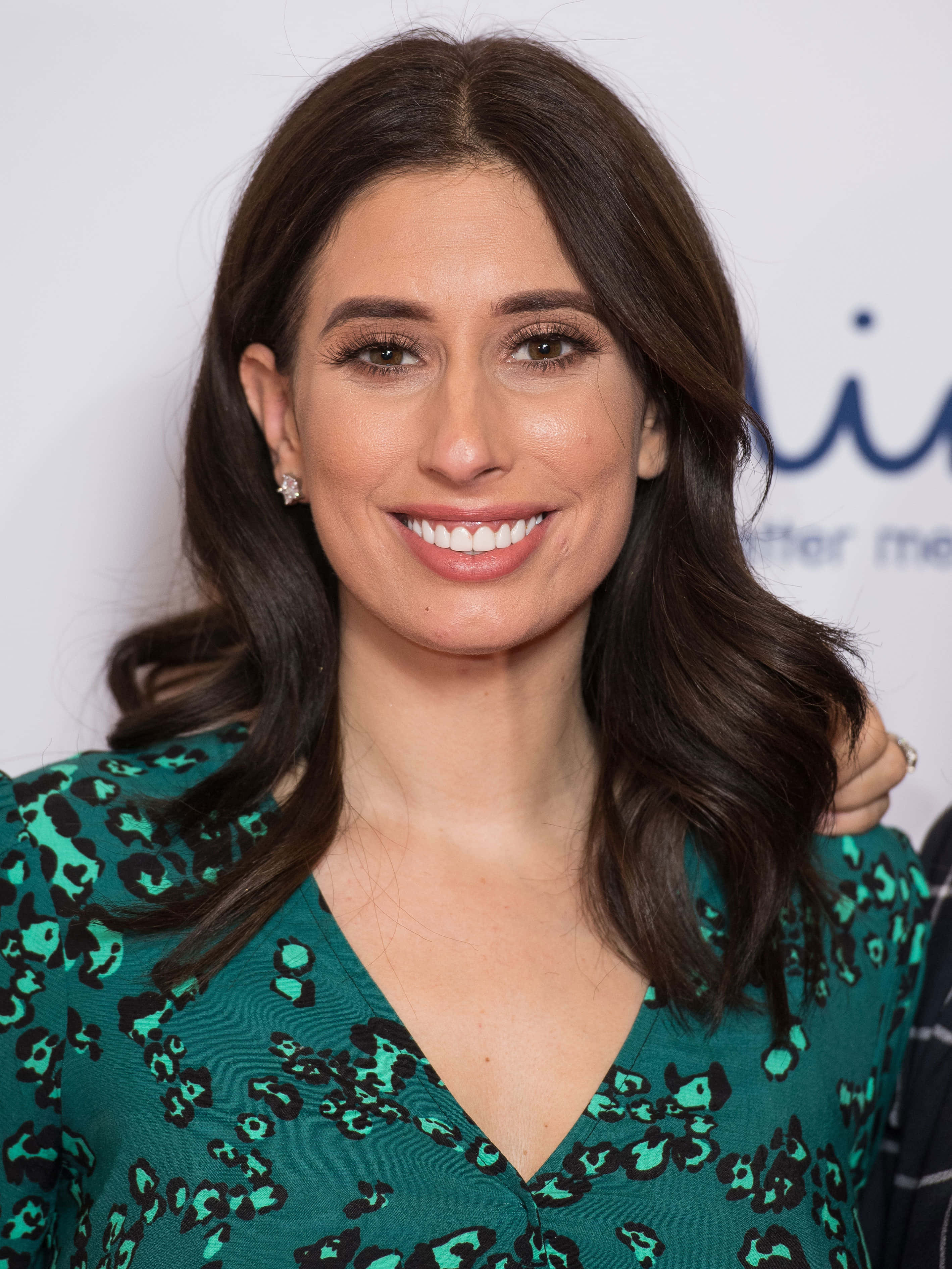 Stacey Solomon, green leopard-print top, white backdrop, 2K Phone Wallpaper