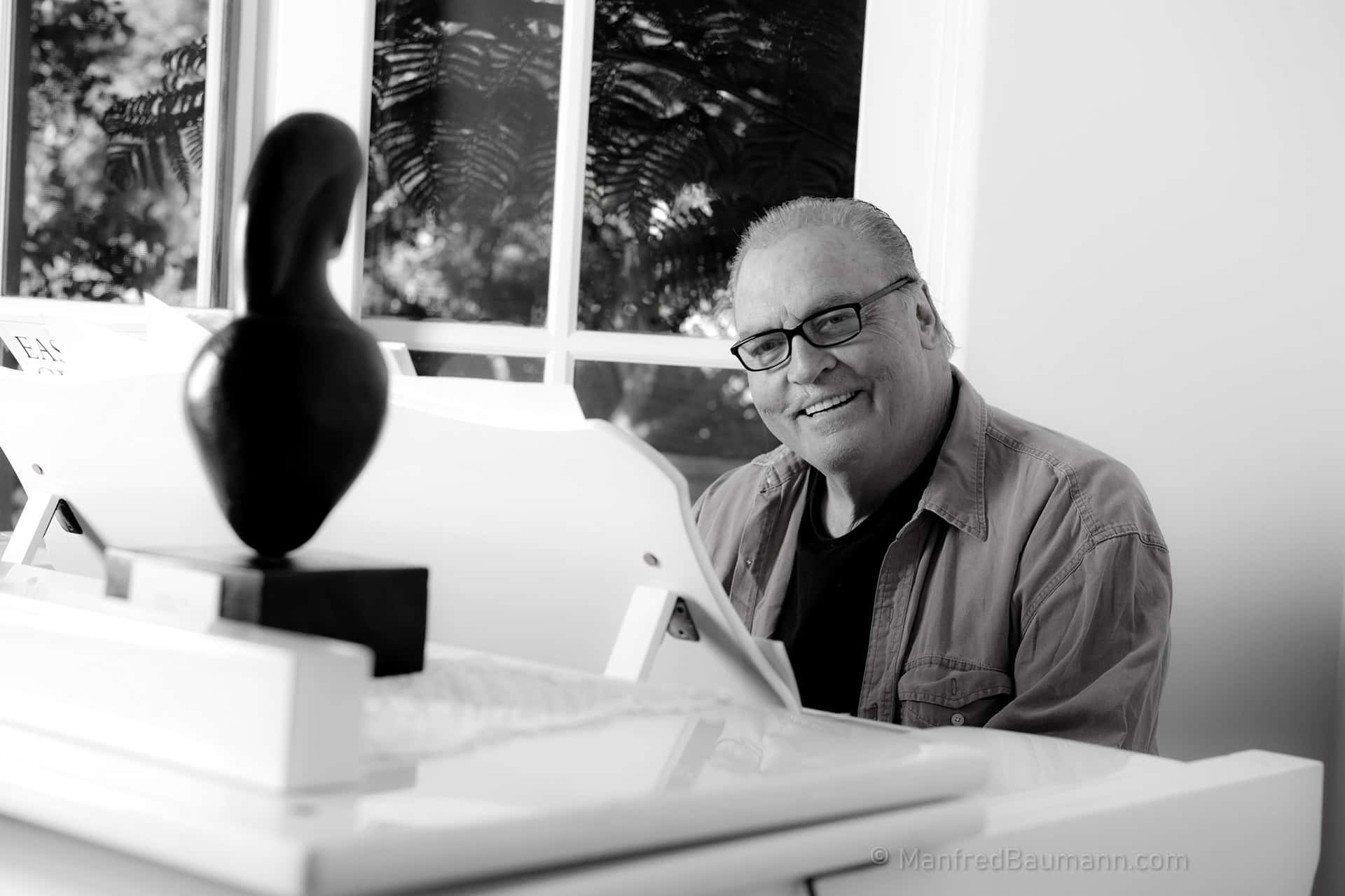 Stacy Keach, white piano, sleek black sculpture, Full HD Desktop Wallpaper