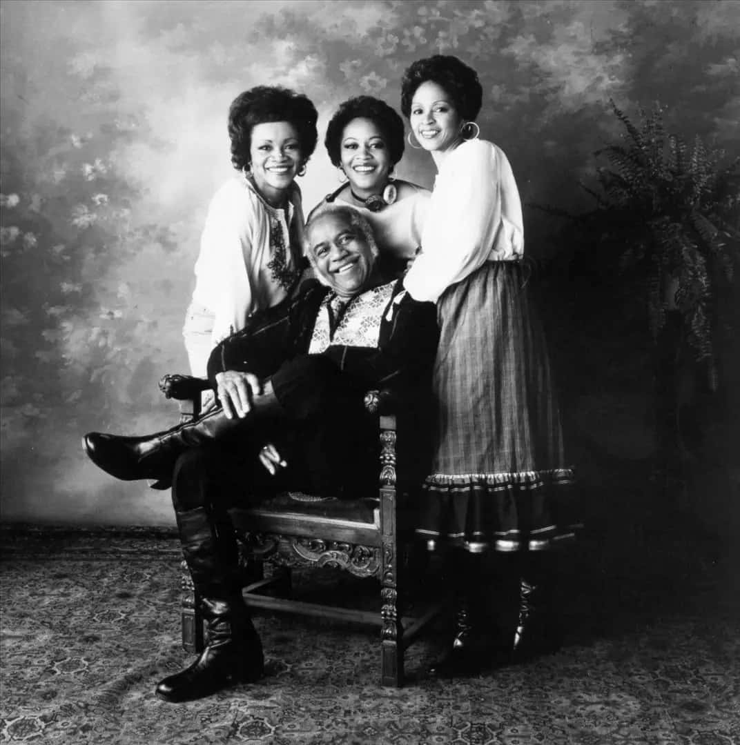Staple Singers, 1970s, black and white studio portrait, SD Phone Wallpaper