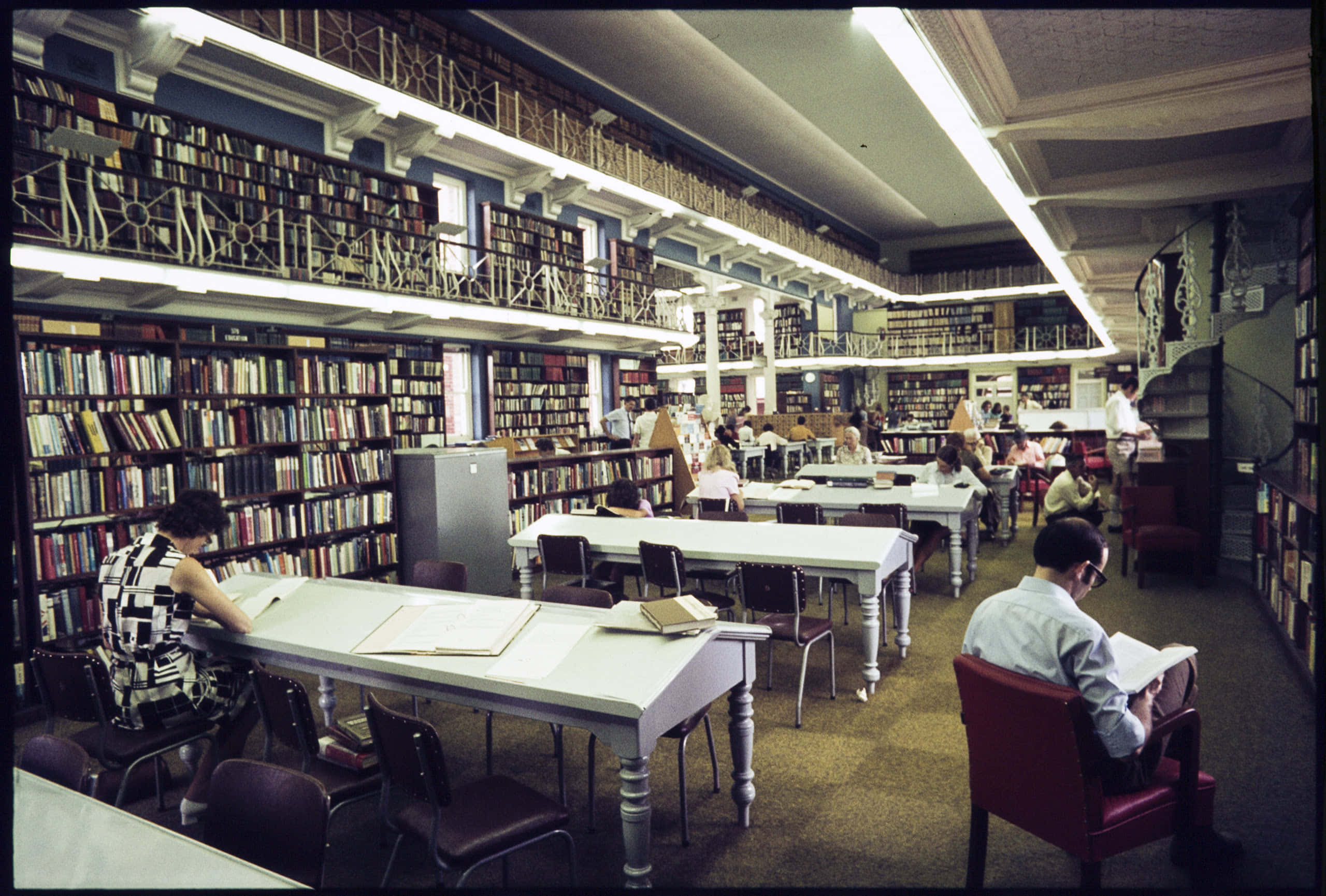 State Library, reading room, tall bookshelves, 2K Desktop Wallpaper