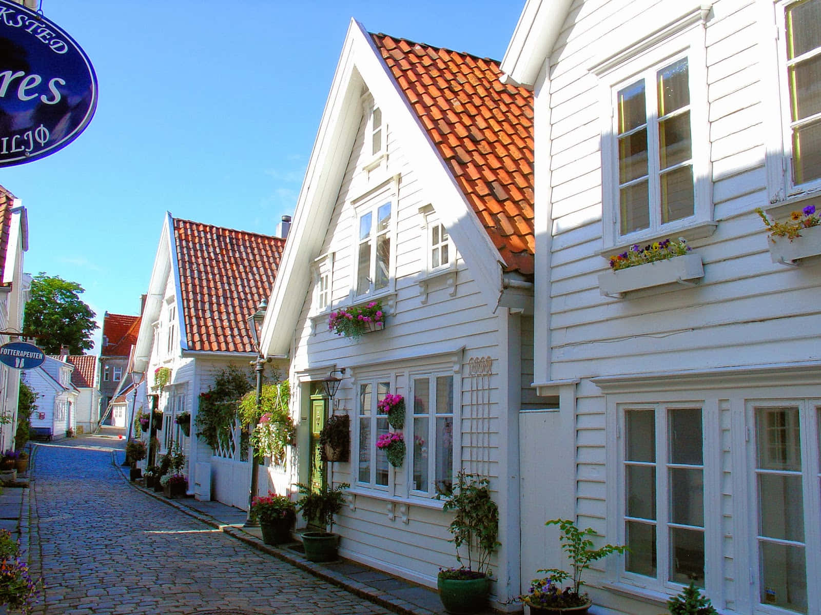 Stavanger, cobblestone street, white wooden houses, HD Desktop Wallpaper