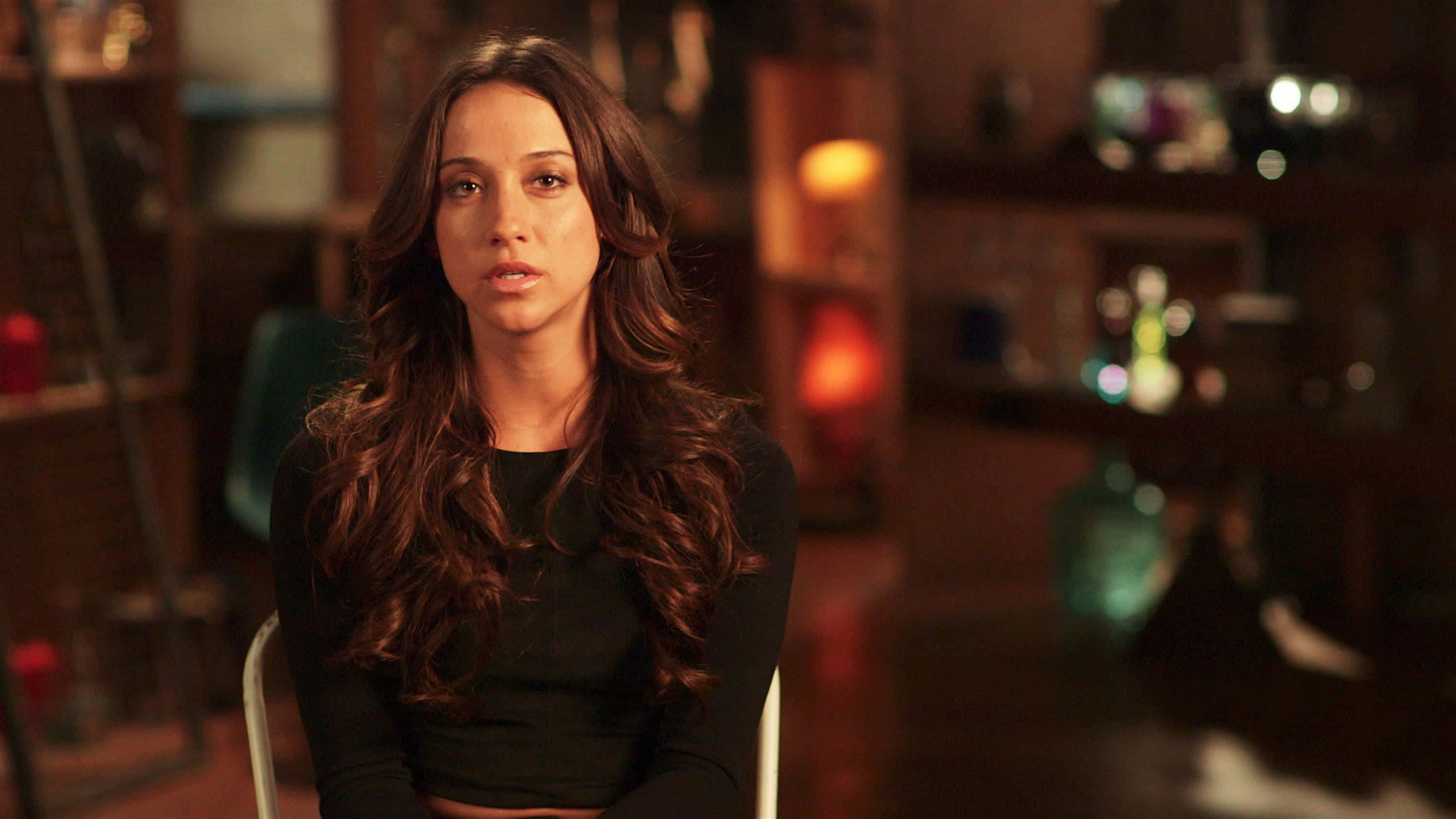 Stella Maeve, long brown hair, dimly lit room, 2K Desktop Wallpaper