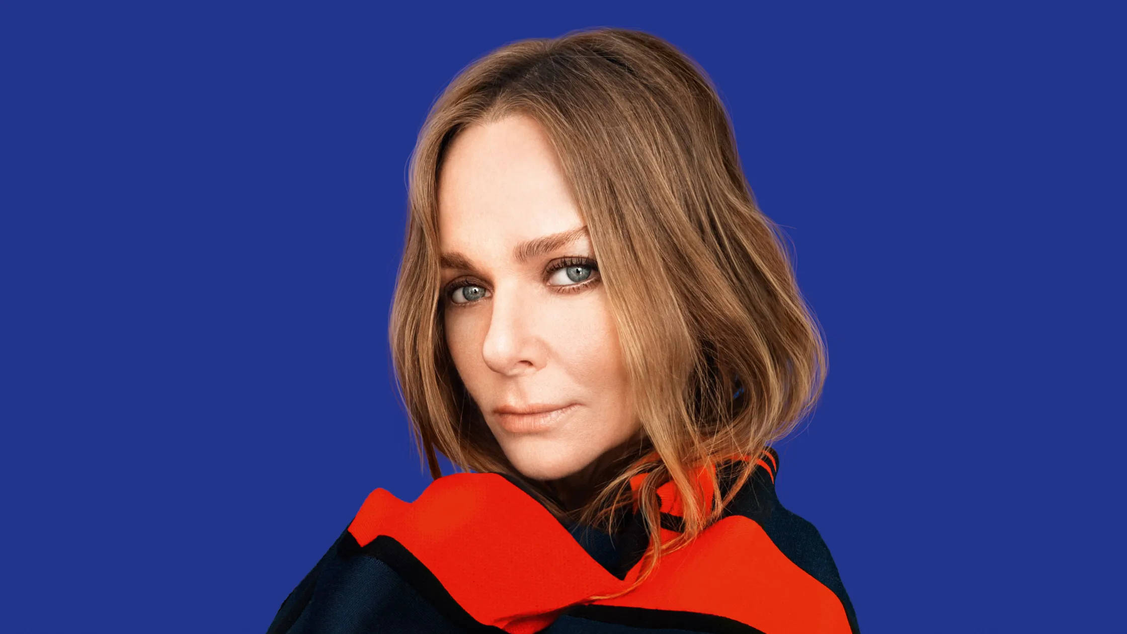 Stella McCartney, blue background, wavy brown hair, Full HD Desktop Wallpaper